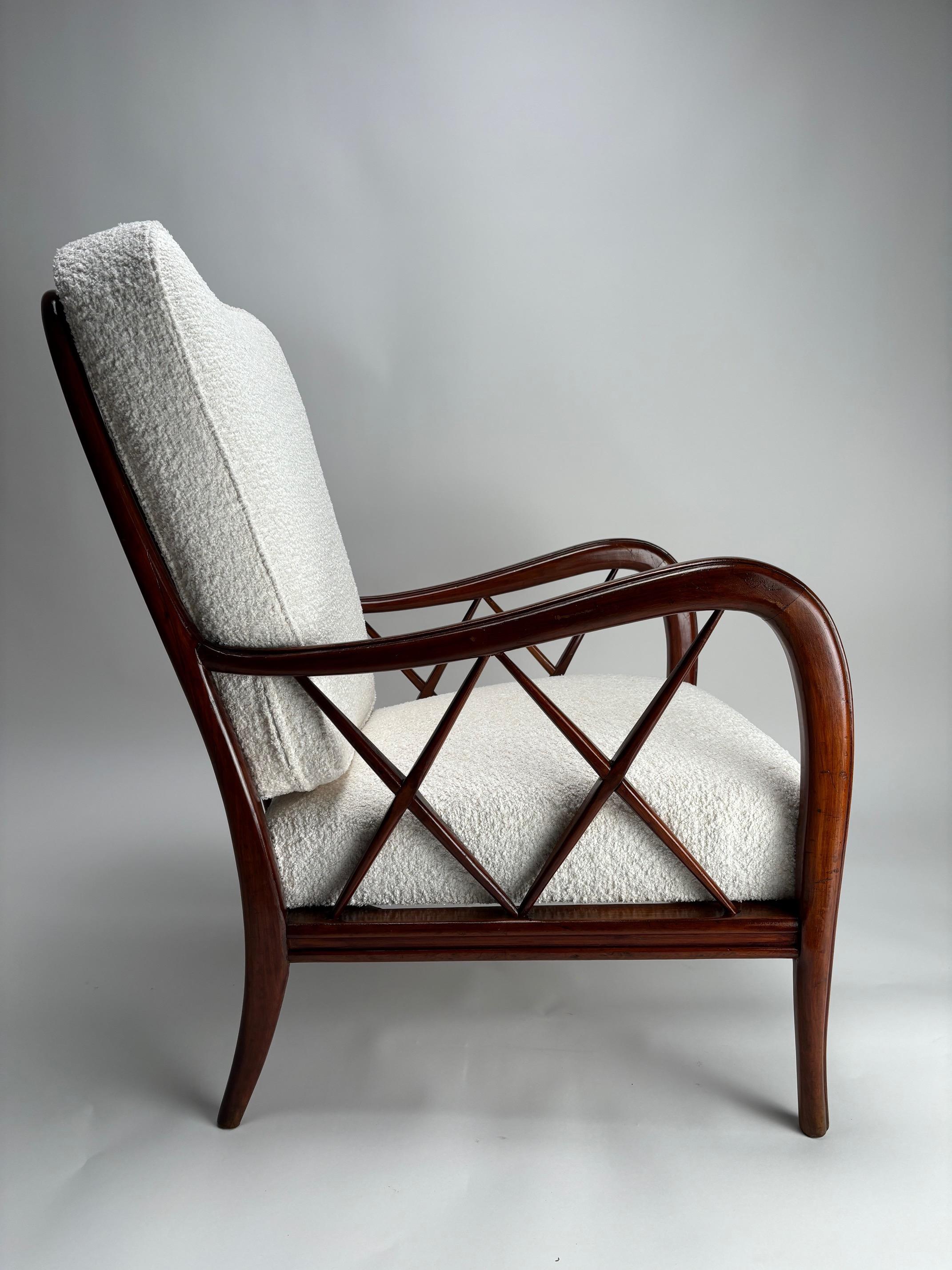 Paire de fauteuils du milieu du siècle dans le style de Paolo Buffa, Italie

Voici une très élégante paire de fauteuils italiens des années 1950, structure en bois massif poli et coussins en tissu, une forme iconique et très raffinée qui s'adapte