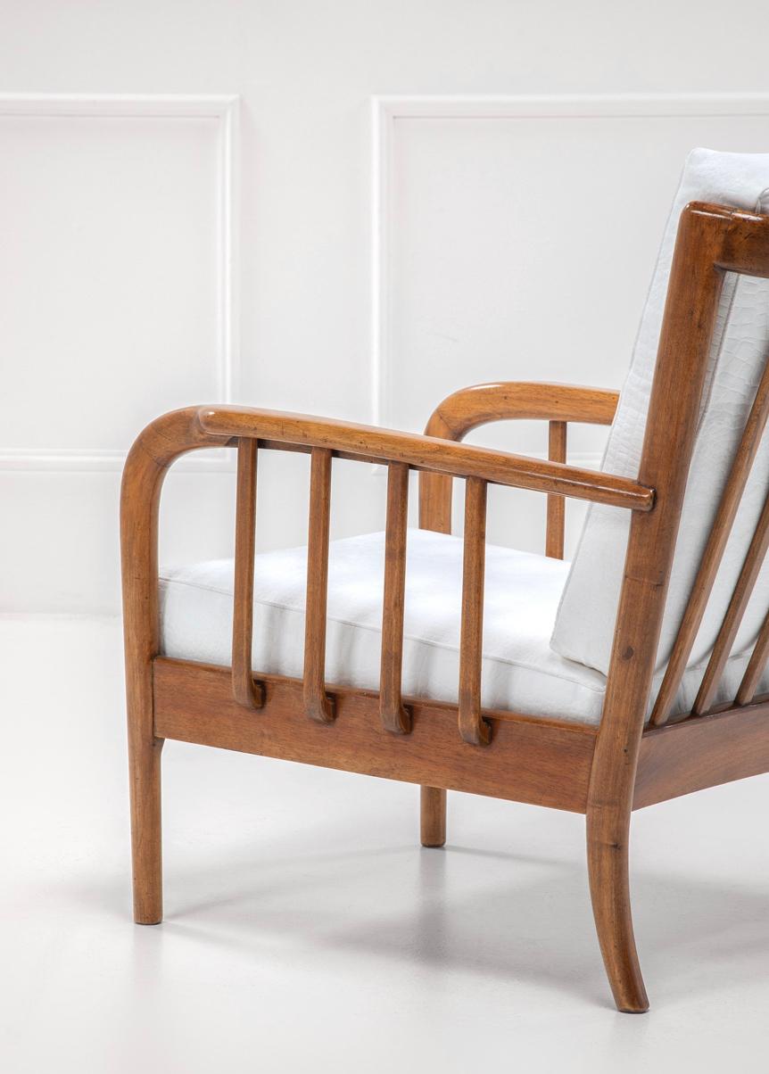 Italian Pair of Mid-Century armchairs in the style of Paolo Buffa, Italy 1950s For Sale