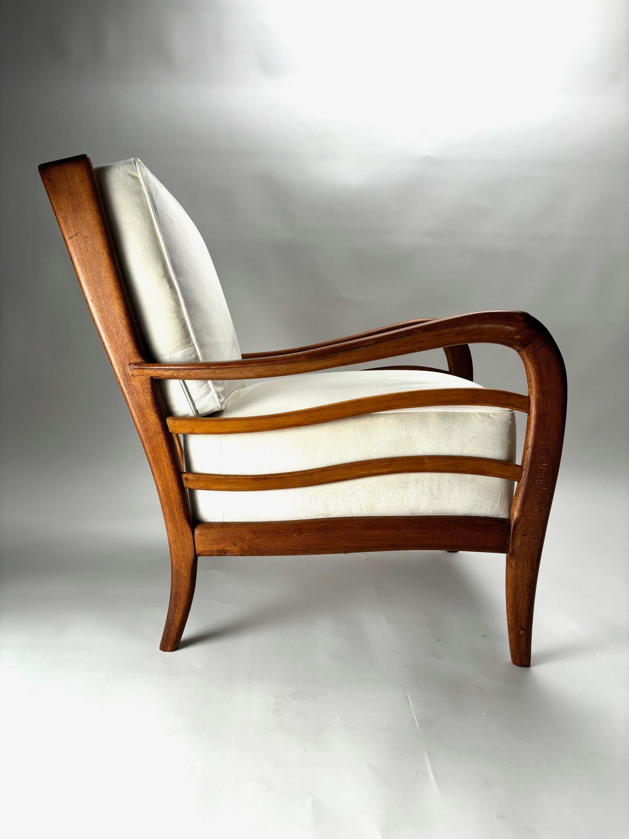Paire de fauteuils du milieu du siècle dans le style de Paolo Buffa, Italie

Voici une très élégante paire de fauteuils italiens des années 1950, structure en bois massif poli et coussins en tissu, une forme iconique et très raffinée qui s'adapte