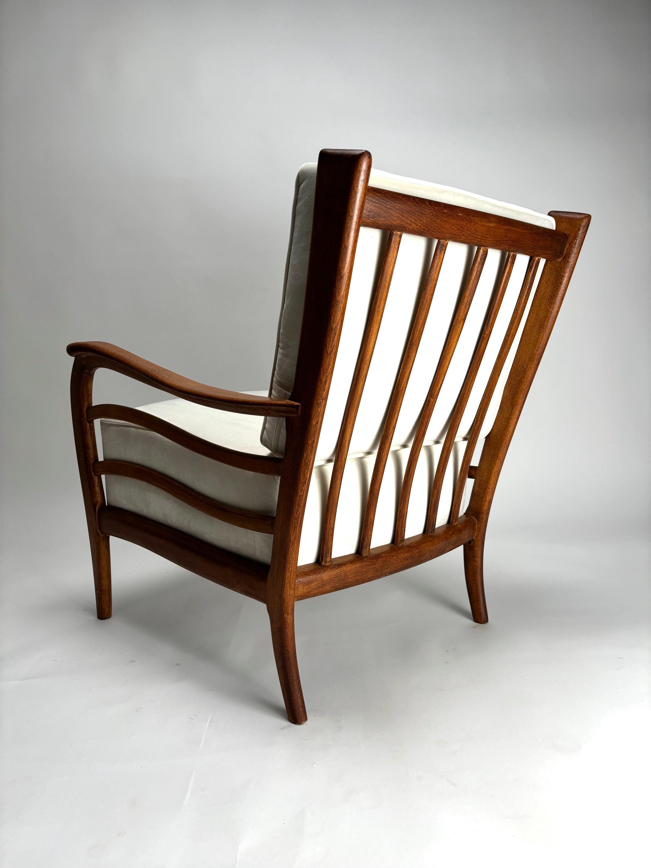 Tissu Paire de fauteuils du milieu du siècle, style Paolo Buffa, Italie années 1950 en vente