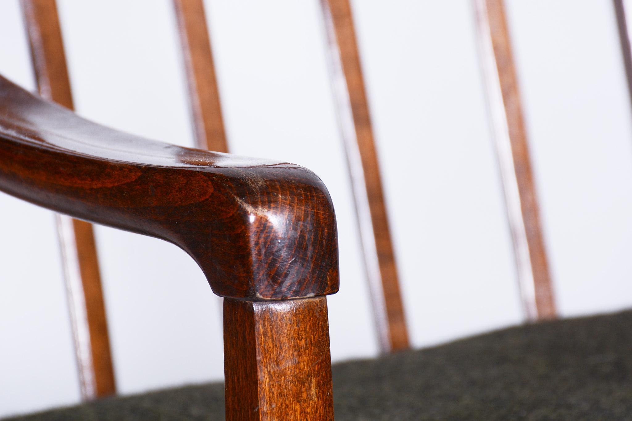 Paire de fauteuils du milieu du siècle dernier, hêtre teinté, polonais revisité, République tchèque, années 1960 Bon état - En vente à Horomerice, CZ