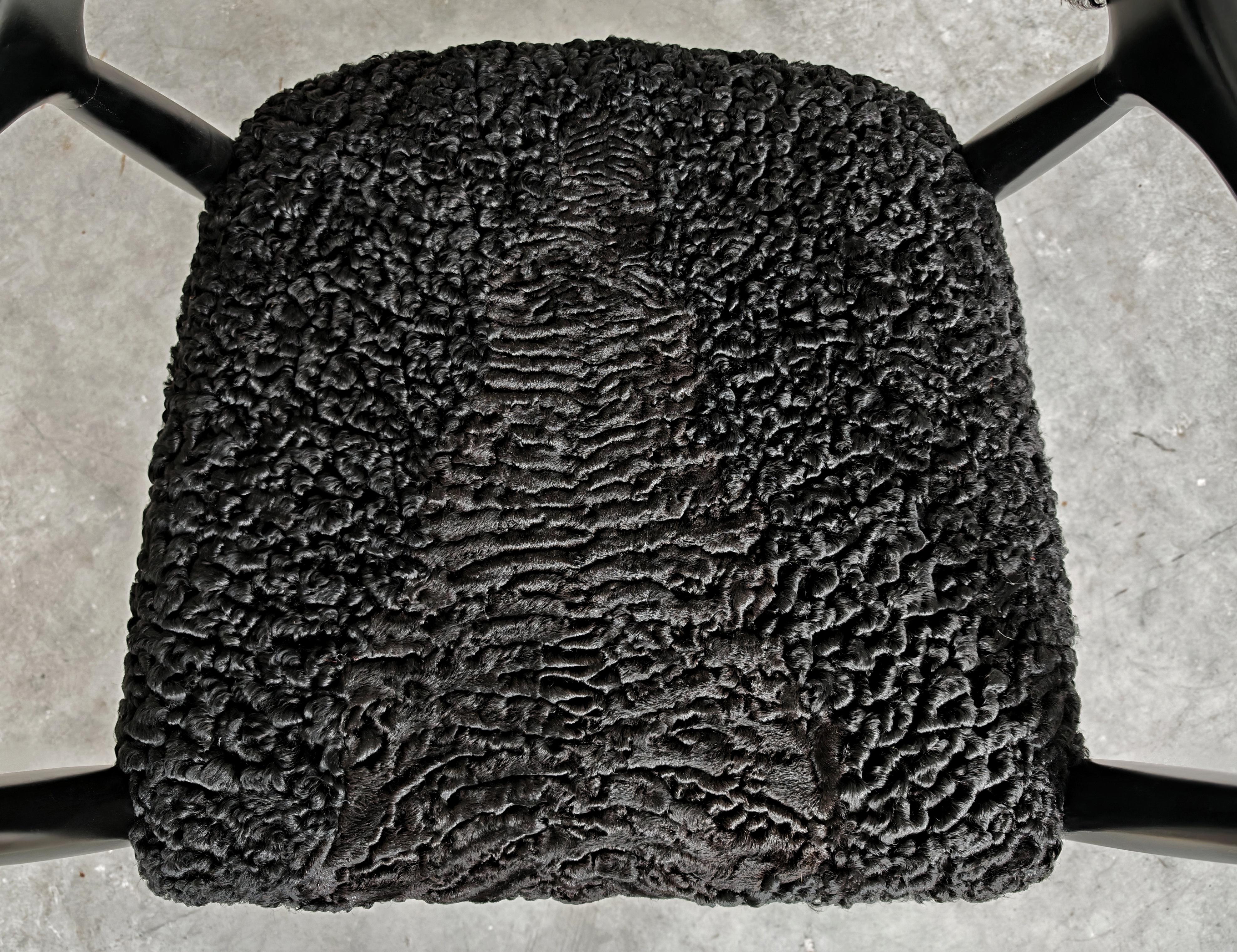 Coppia di poltrone di metà secolo rivestite in pelliccia di astrakan, Jugoslavia, anni '60 in vendita 6
