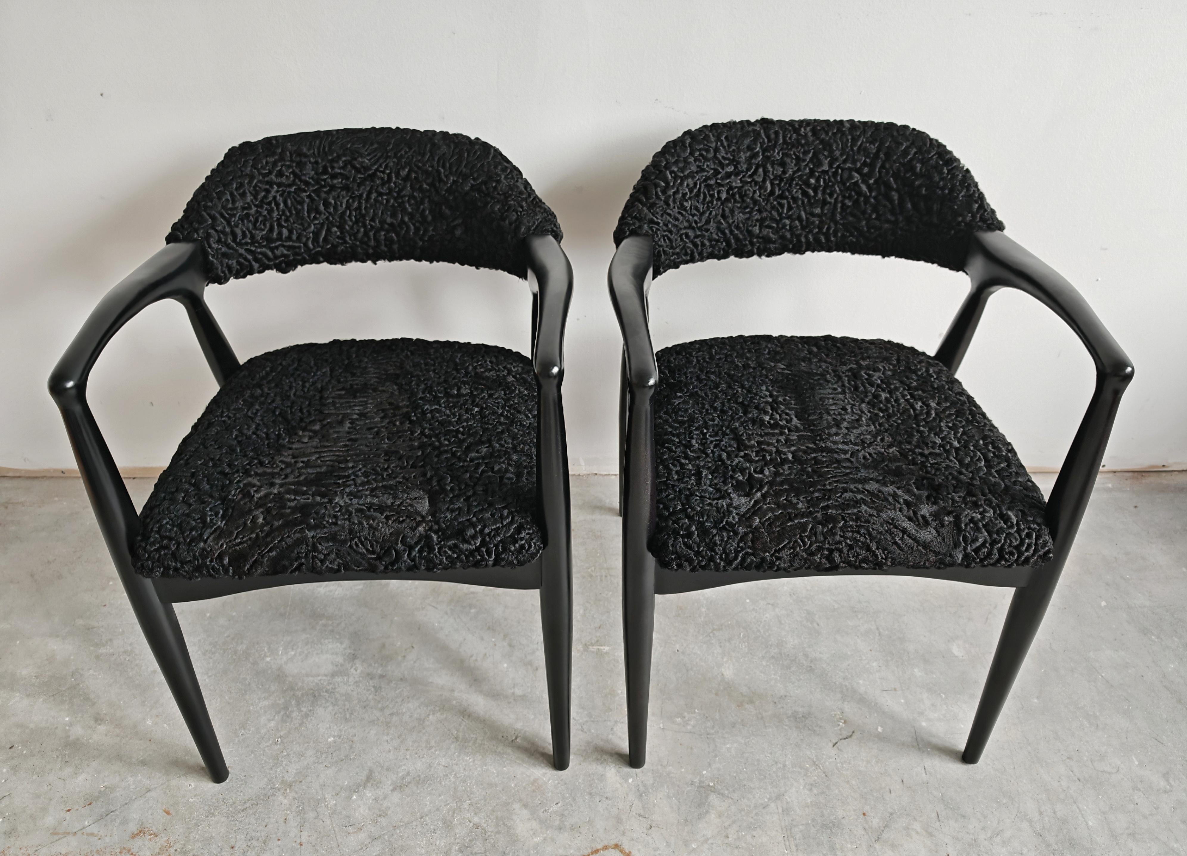 In questa inserzione troverai una coppia di poltrone Mid Century Modern eleganti e di grande stile, realizzate in faggio e rivestite in astrakan, che combinano perfettamente la pelliccia di astrakan nera e riccia con la macchia nera del legno. Dona