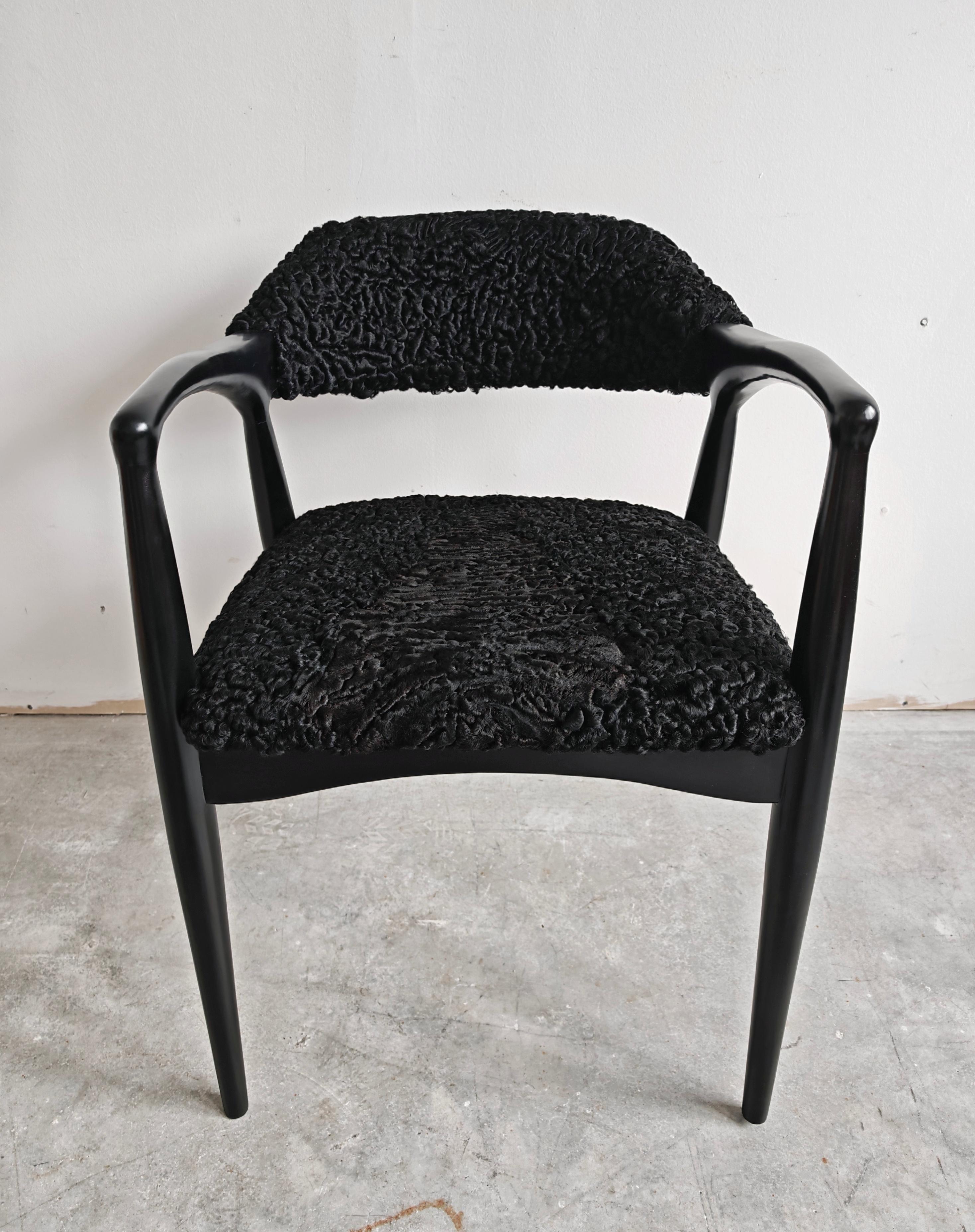 Mid-Century moderno Coppia di poltrone di metà secolo rivestite in pelliccia di astrakan, Jugoslavia, anni '60 in vendita