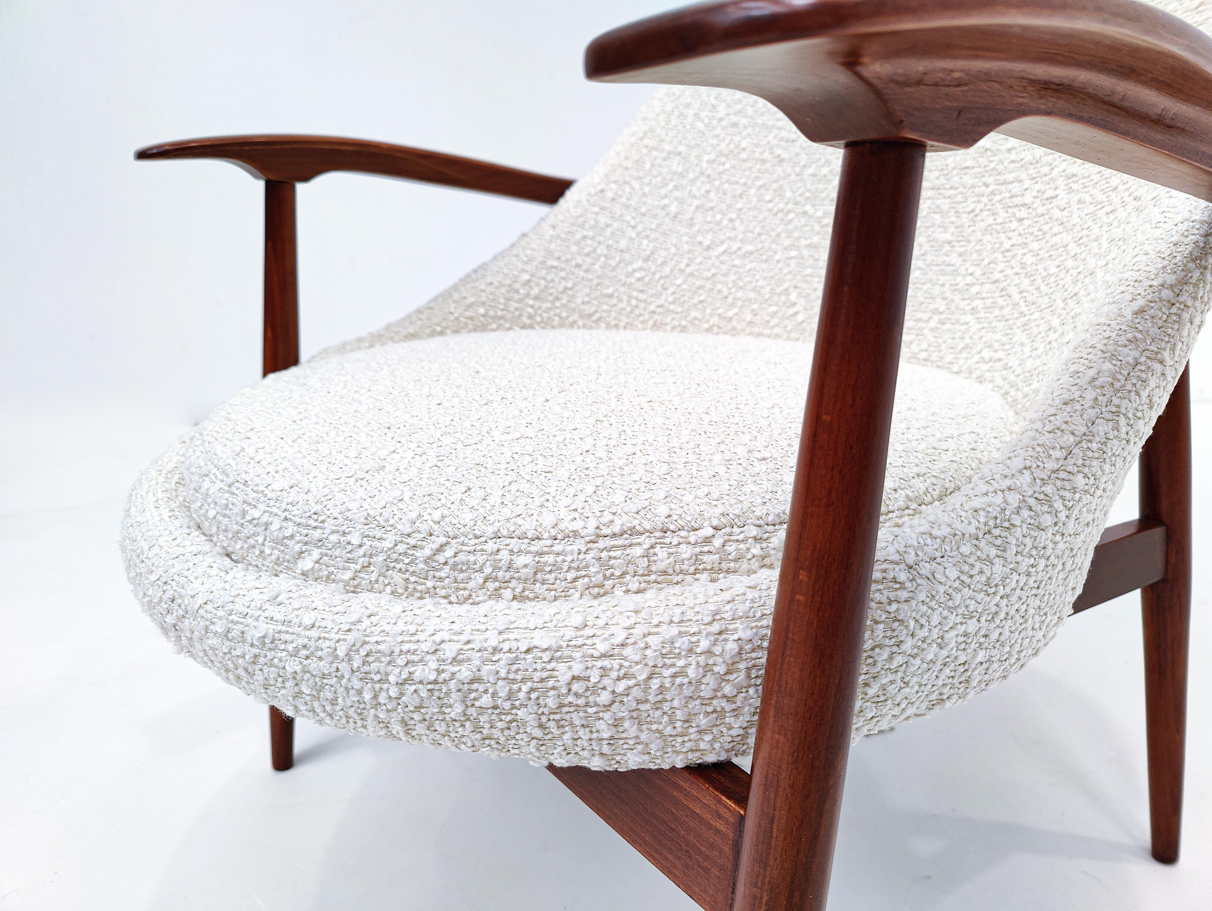 Pair of Mid-Century Armchairs, Wood and White Boucle Fabric, Italy 1960s For Sale 5