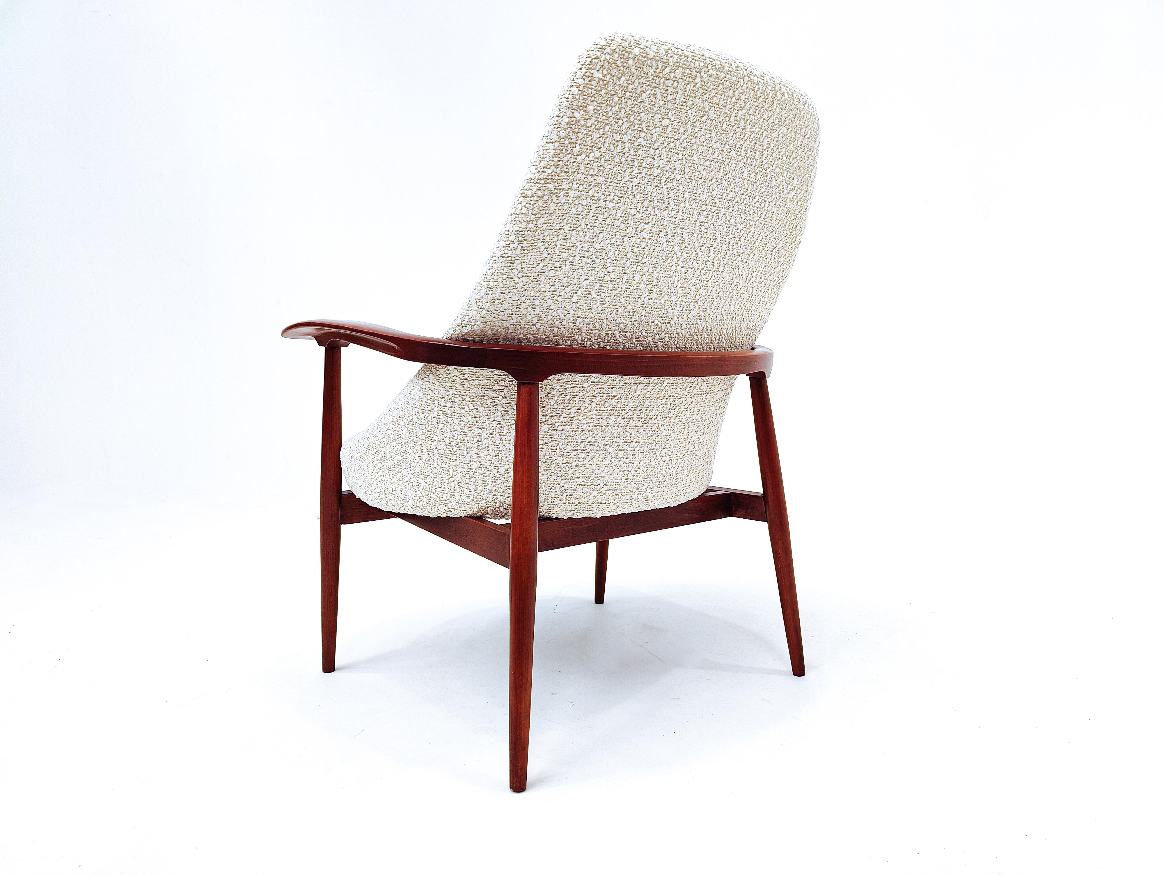 Pair of Mid-Century Armchairs, Wood and White Boucle Fabric, Italy 1960s For Sale 6