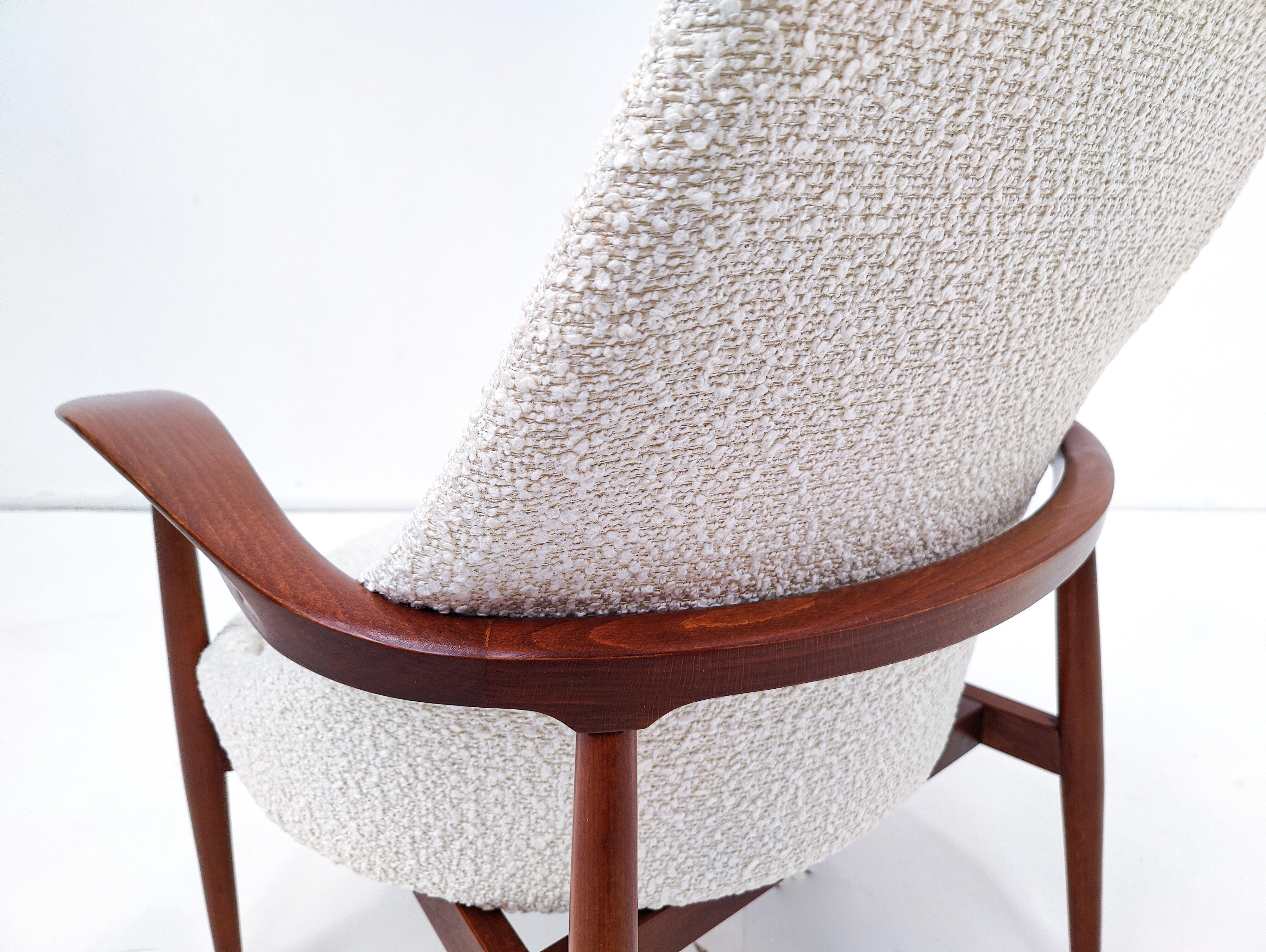 Pair of Mid-Century Armchairs, Wood and White Boucle Fabric, Italy 1960s For Sale 7
