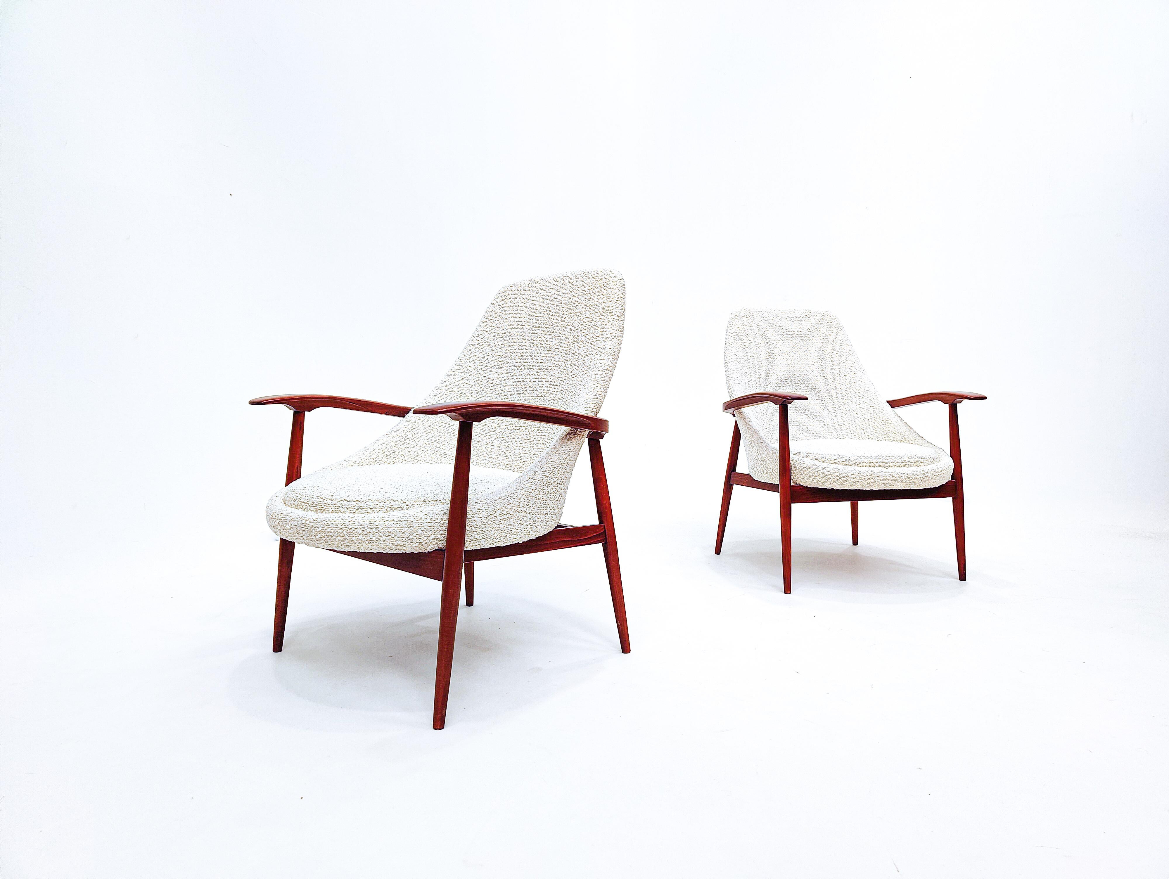 Italian Pair of Mid-Century Armchairs, Wood and White Boucle Fabric, Italy 1960s For Sale