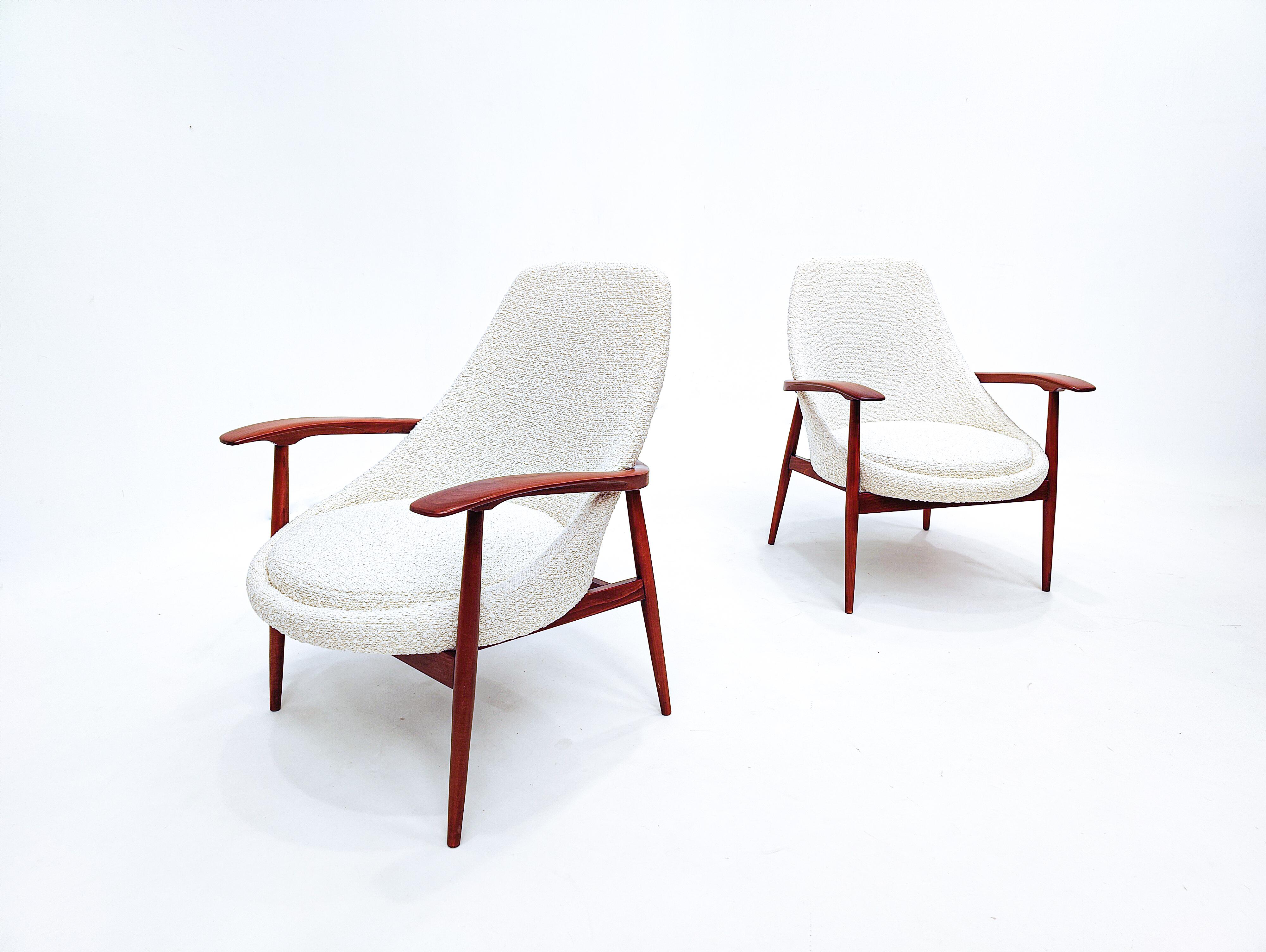 Pair of Mid-Century Armchairs, Wood and White Boucle Fabric, Italy 1960s In Good Condition For Sale In Brussels, BE