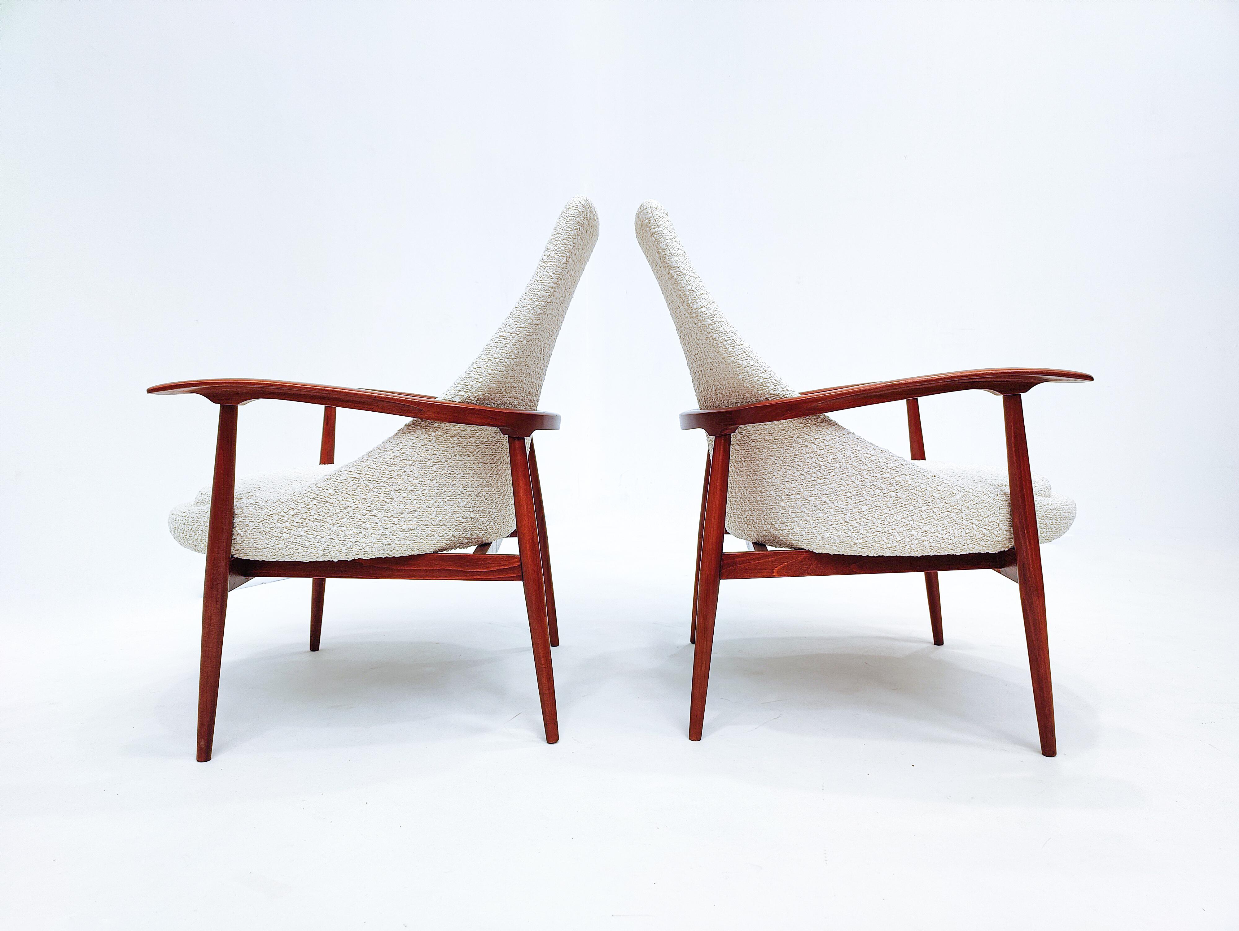 Mid-20th Century Pair of Mid-Century Armchairs, Wood and White Boucle Fabric, Italy 1960s For Sale