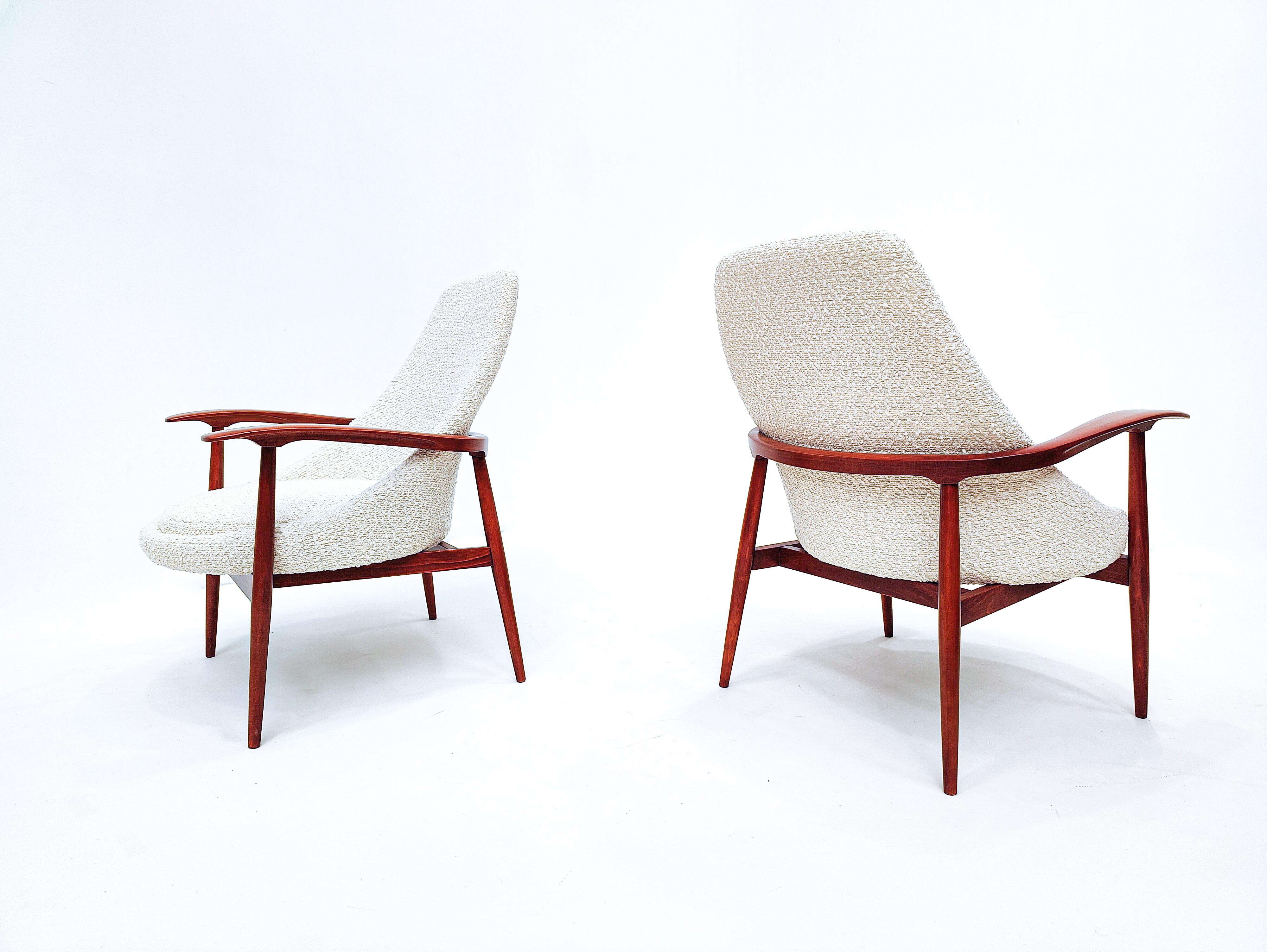 Pair of Mid-Century Armchairs, Wood and White Boucle Fabric, Italy 1960s For Sale 1