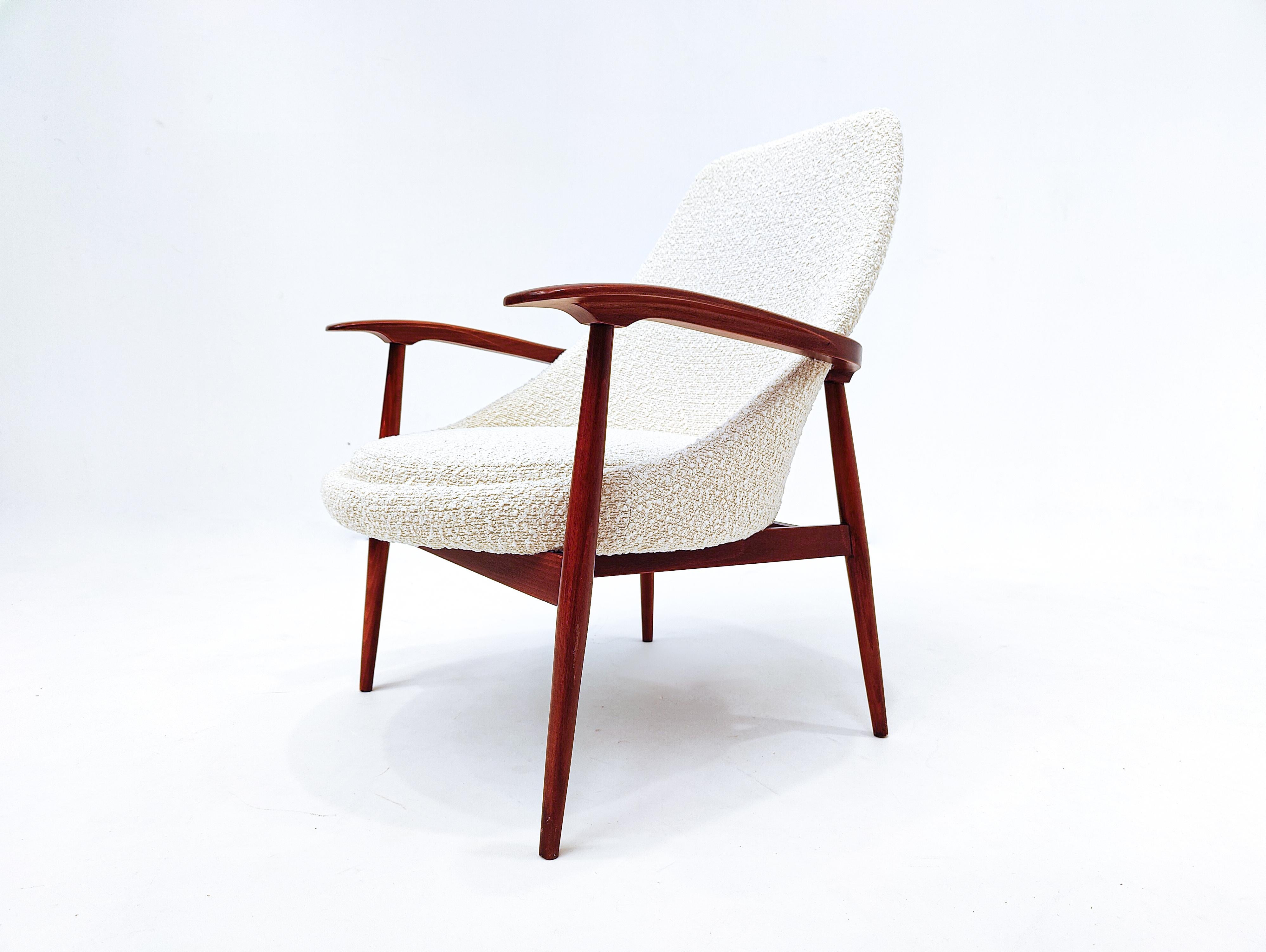 Pair of Mid-Century Armchairs, Wood and White Boucle Fabric, Italy 1960s For Sale 2