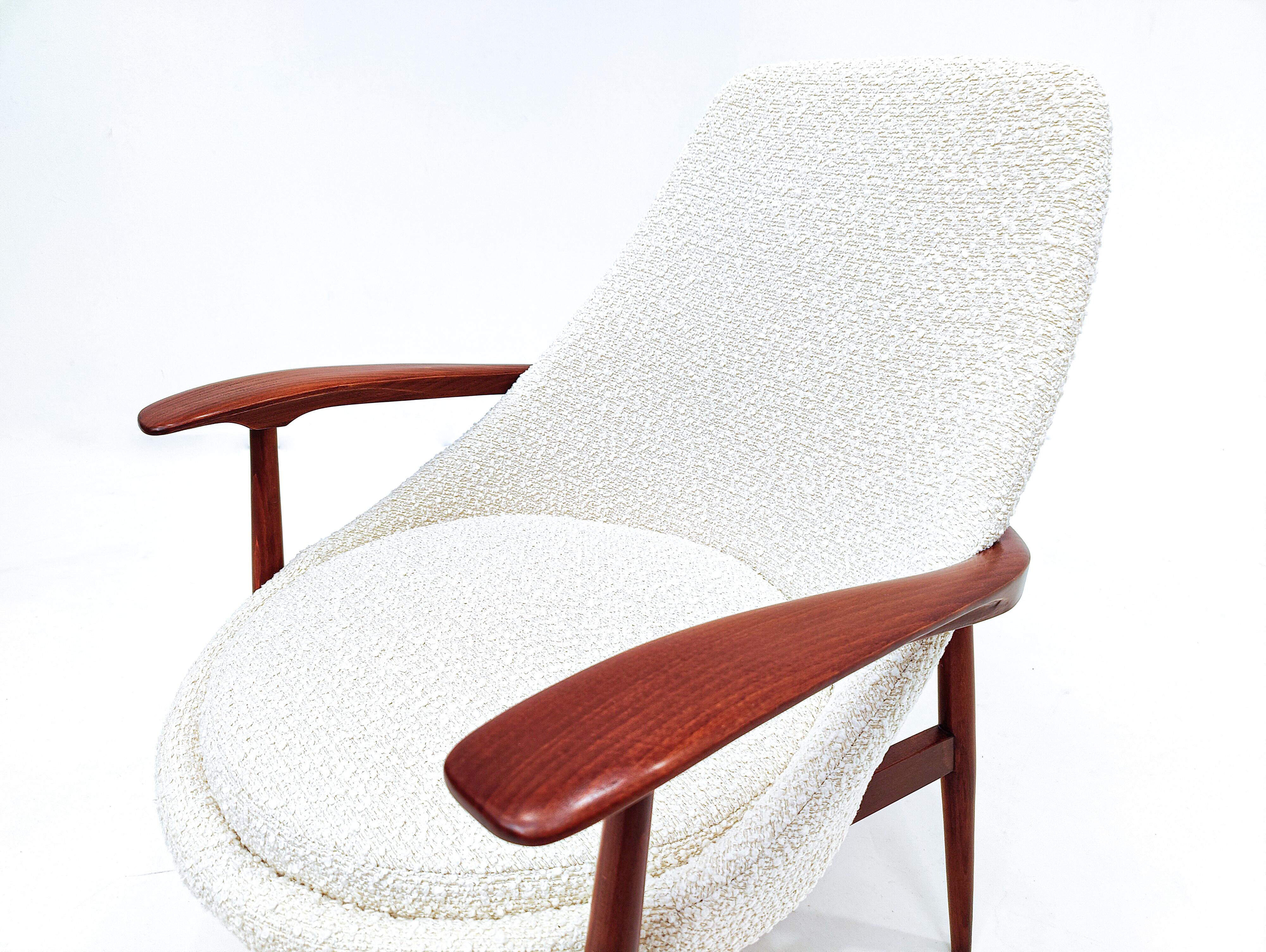 Pair of Mid-Century Armchairs, Wood and White Boucle Fabric, Italy 1960s For Sale 3