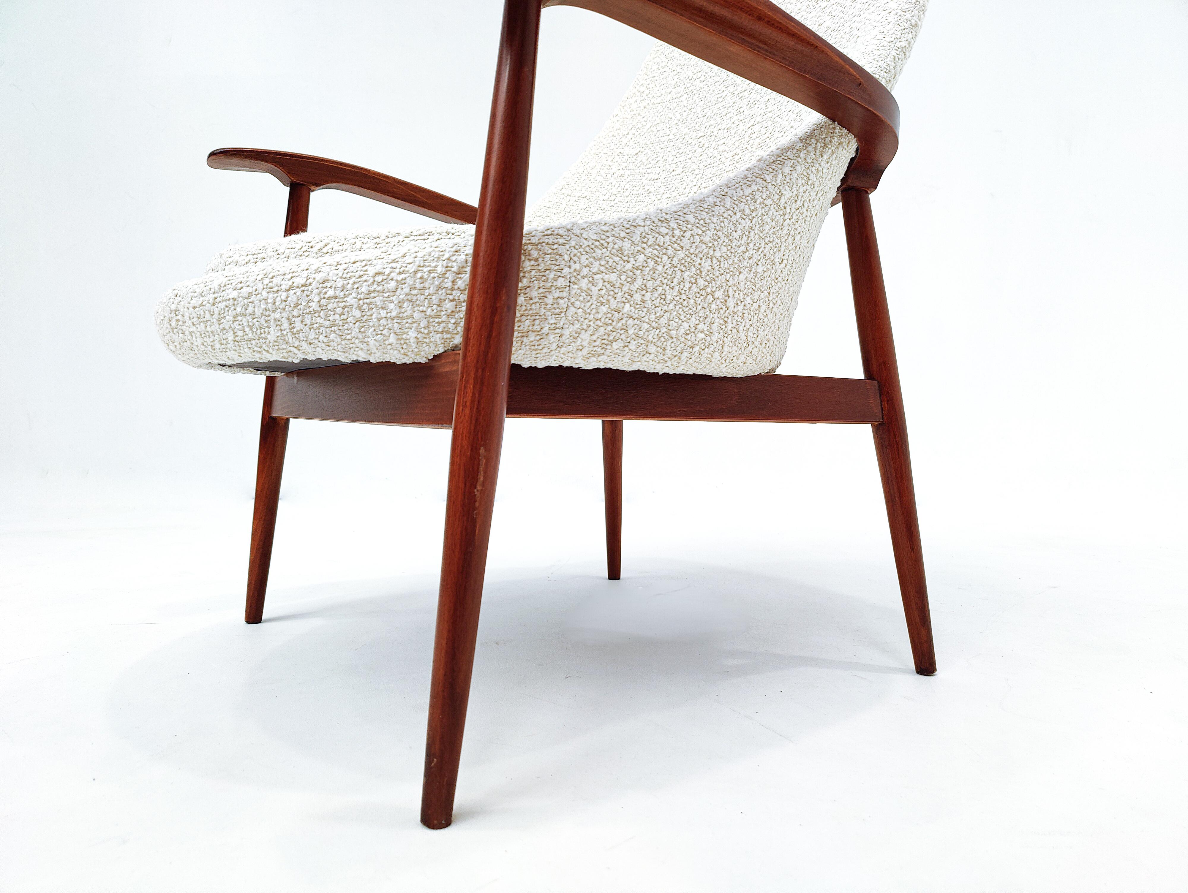 Pair of Mid-Century Armchairs, Wood and White Boucle Fabric, Italy 1960s For Sale 4