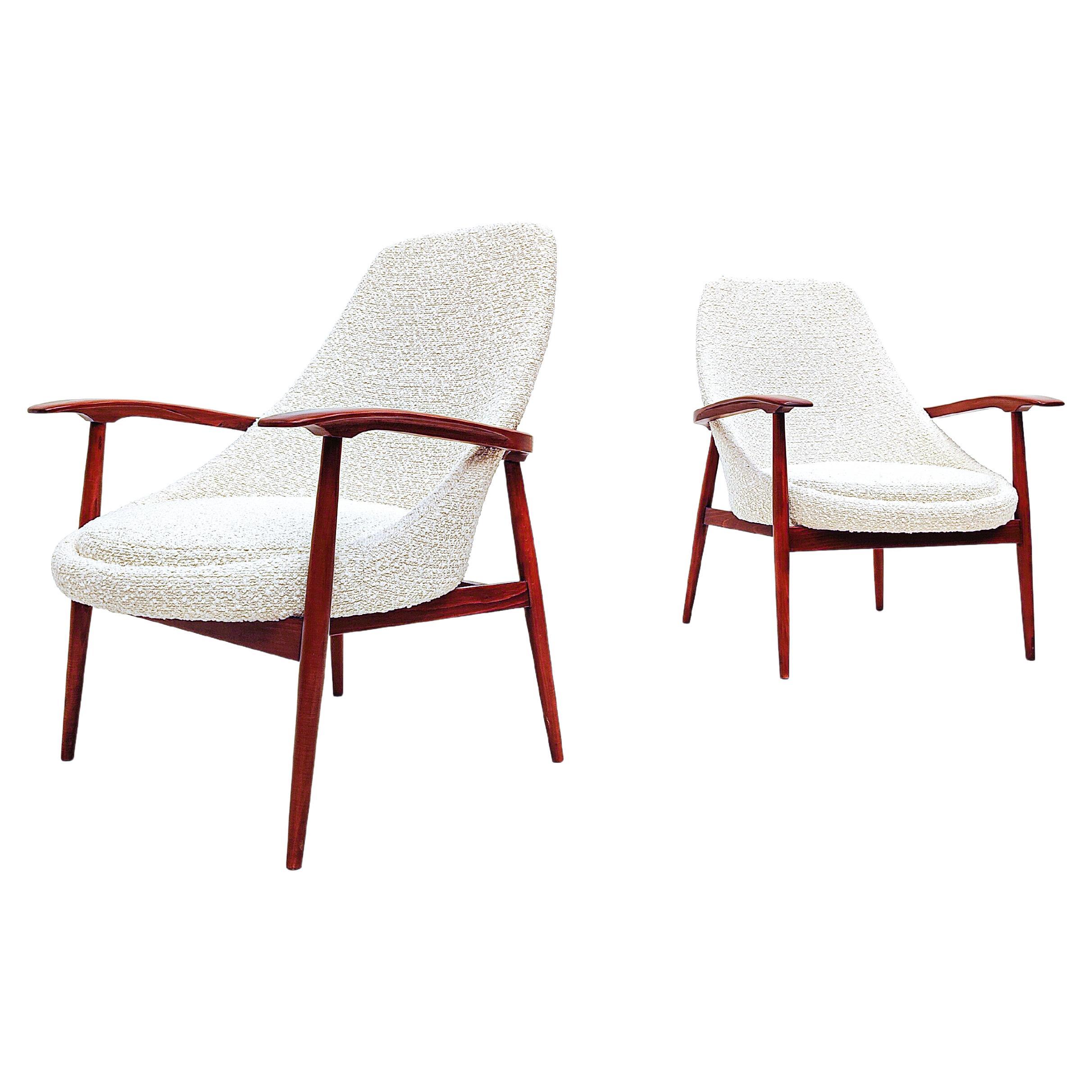 Paire de fauteuils du milieu du siècle dernier, bois et tissu bouclé blanc, Italie, années 1960