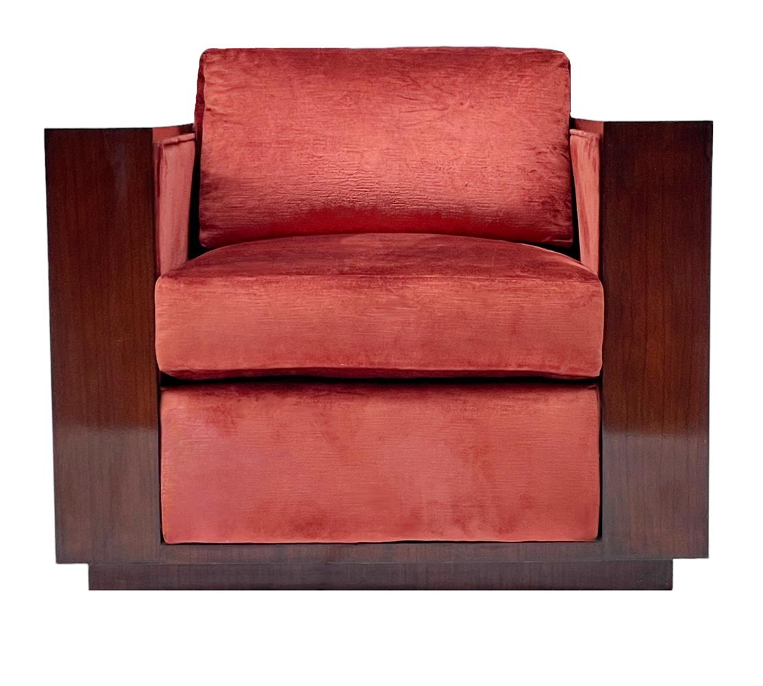 Ein atemberaubendes Paar passender Clubsessel, die Ralph Lauren zugeschrieben werden. Diese Stühle sind mit Mahagoni-Gehäusen und einem hellen bordeauxfarbenen Samtbezug ausgestattet. Unmarkiert. 