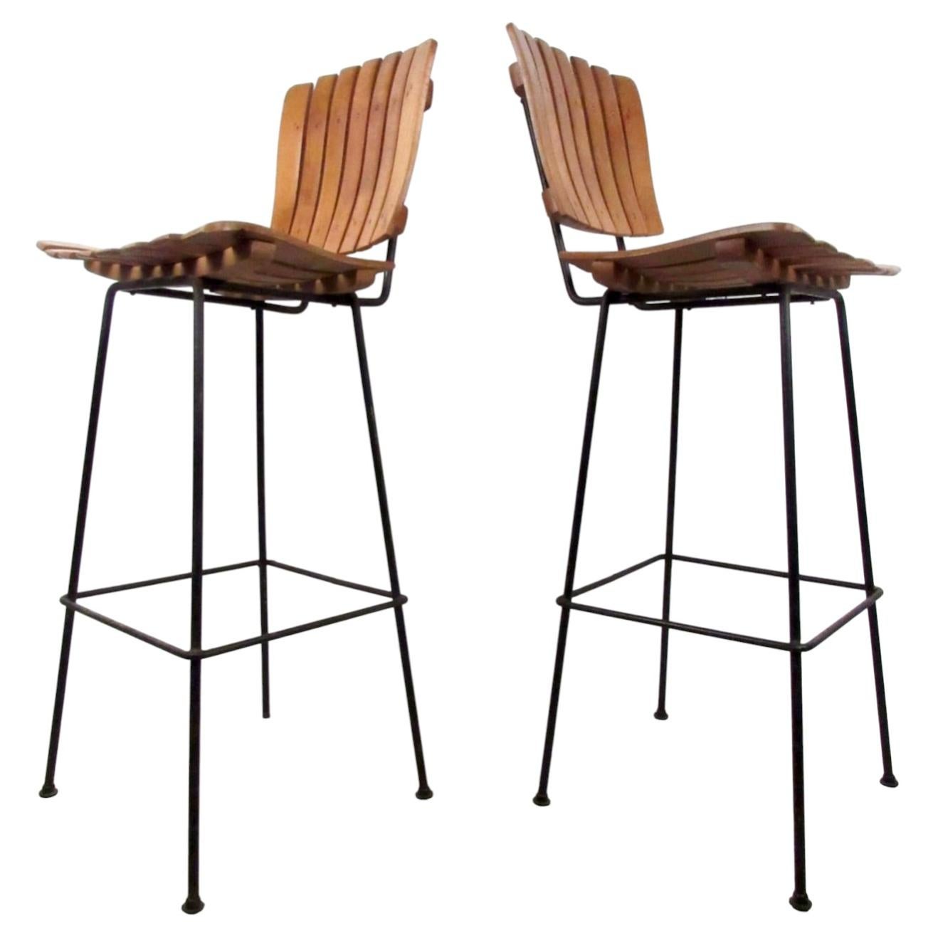 Paire de tabourets en bois et fer à lattes Arthur Umanoff du milieu du siècle dernier