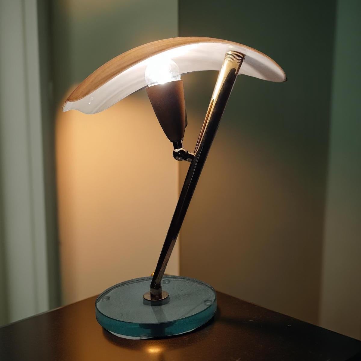 Coppia di lampade da tavolo in vetro e ottone di metà secolo, Italia, anni '50 in vendita 2