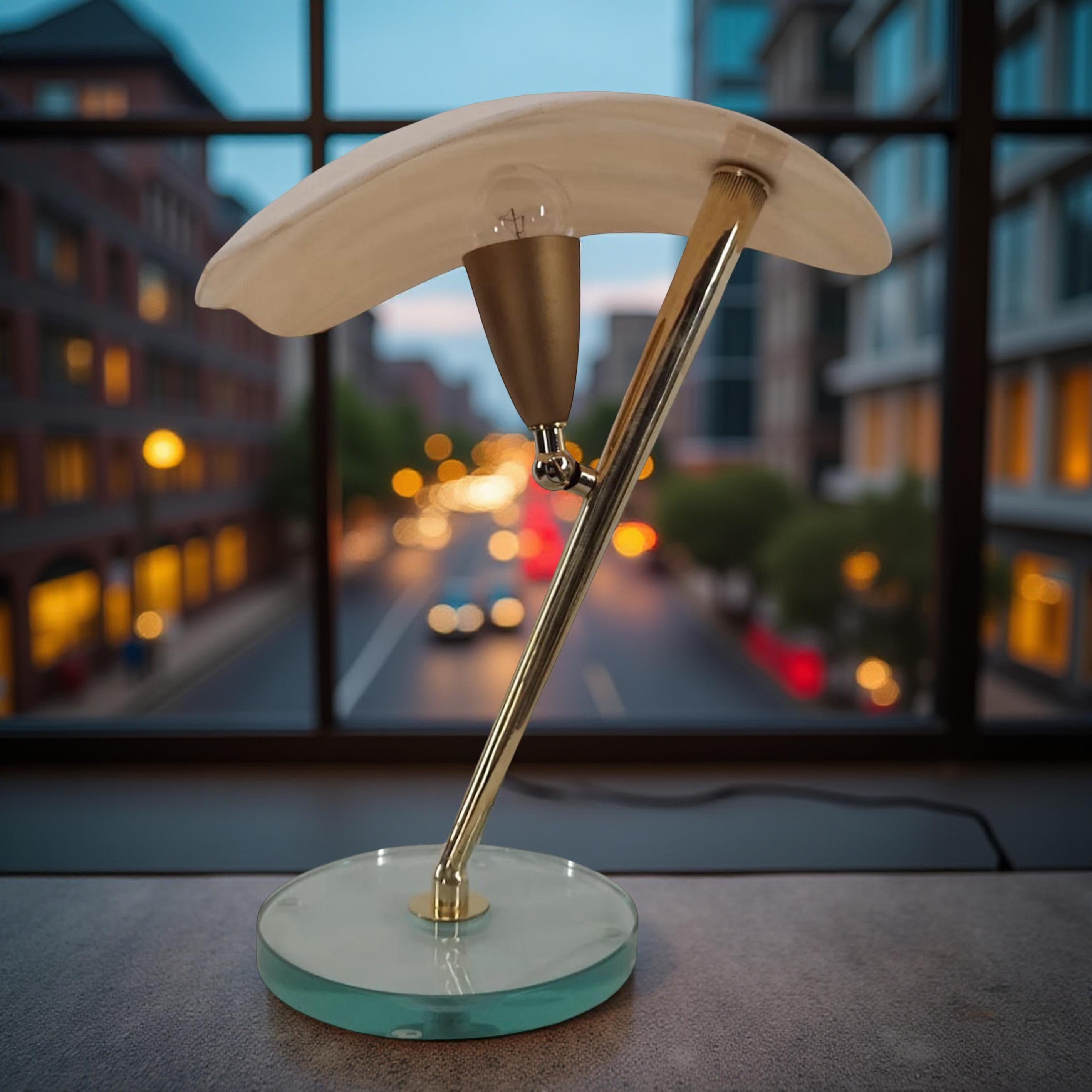 Coppia di lampade da tavolo in vetro e ottone di metà secolo, Italia, anni '50 in vendita 3