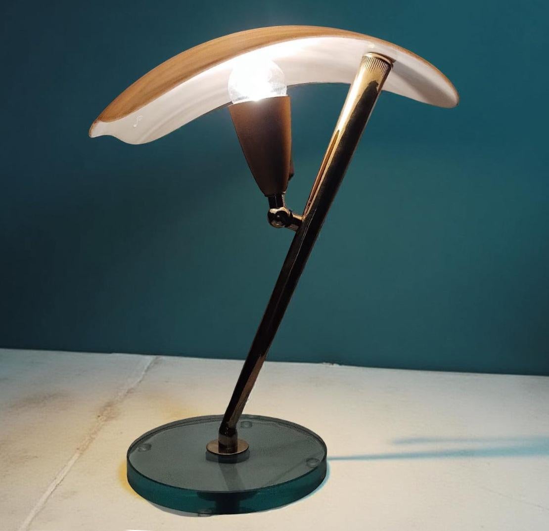 Coppia di lampade da tavolo in vetro e ottone di metà secolo, Italia, anni '50 in vendita 4