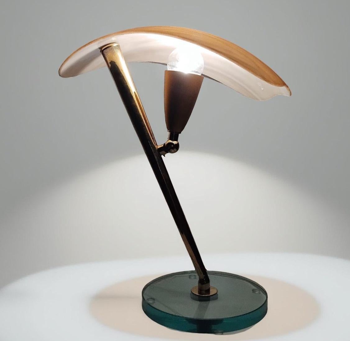 Coppia di lampade da tavolo in vetro e ottone di metà secolo, Italia, anni '50 in vendita 5