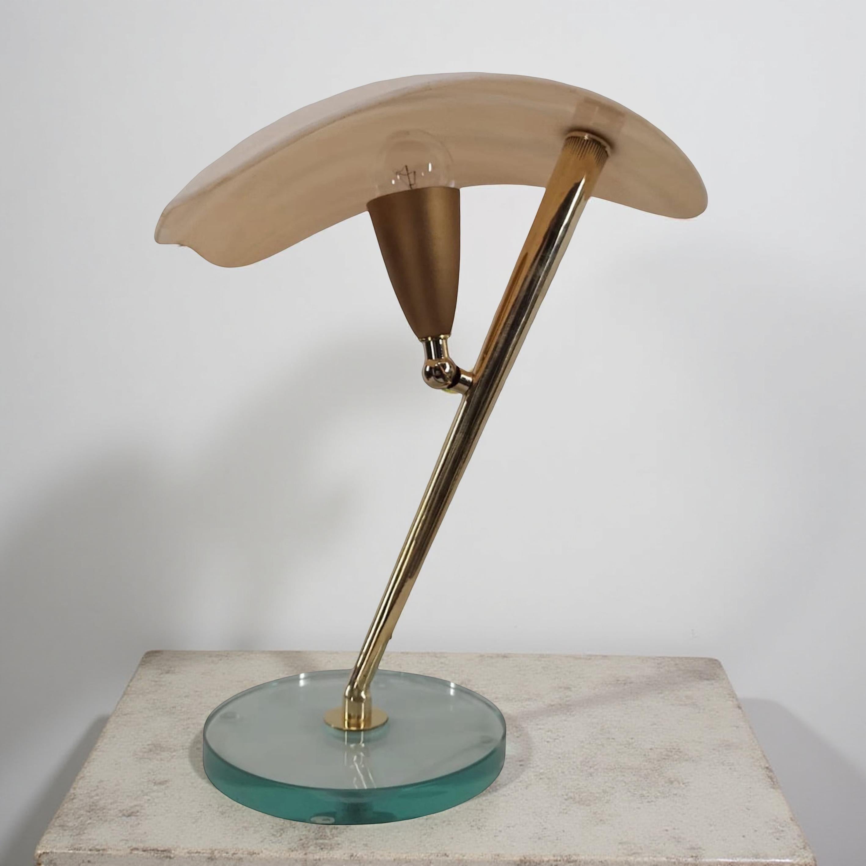 Coppia di lampade da tavolo in vetro e ottone di metà secolo, Italia, anni '50 in vendita 6