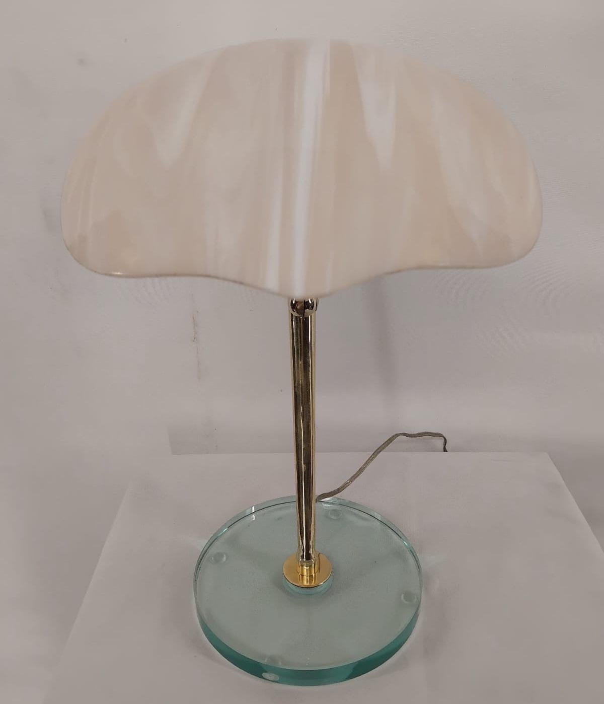 Coppia di lampade da tavolo in vetro e ottone di metà secolo, Italia, anni '50 in vendita 7