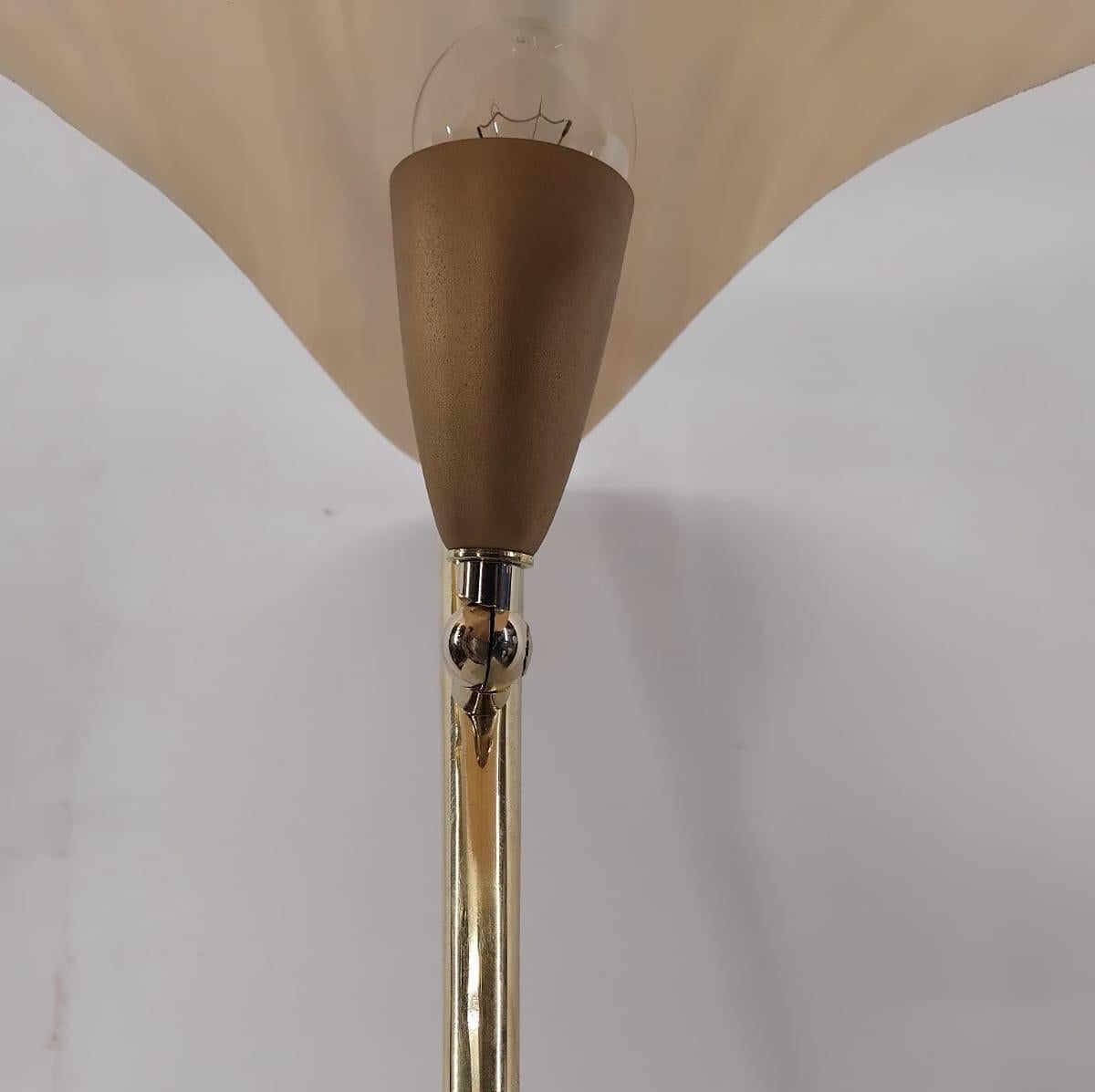Coppia di lampade da tavolo in vetro e ottone di metà secolo, Italia, anni '50 in vendita 8