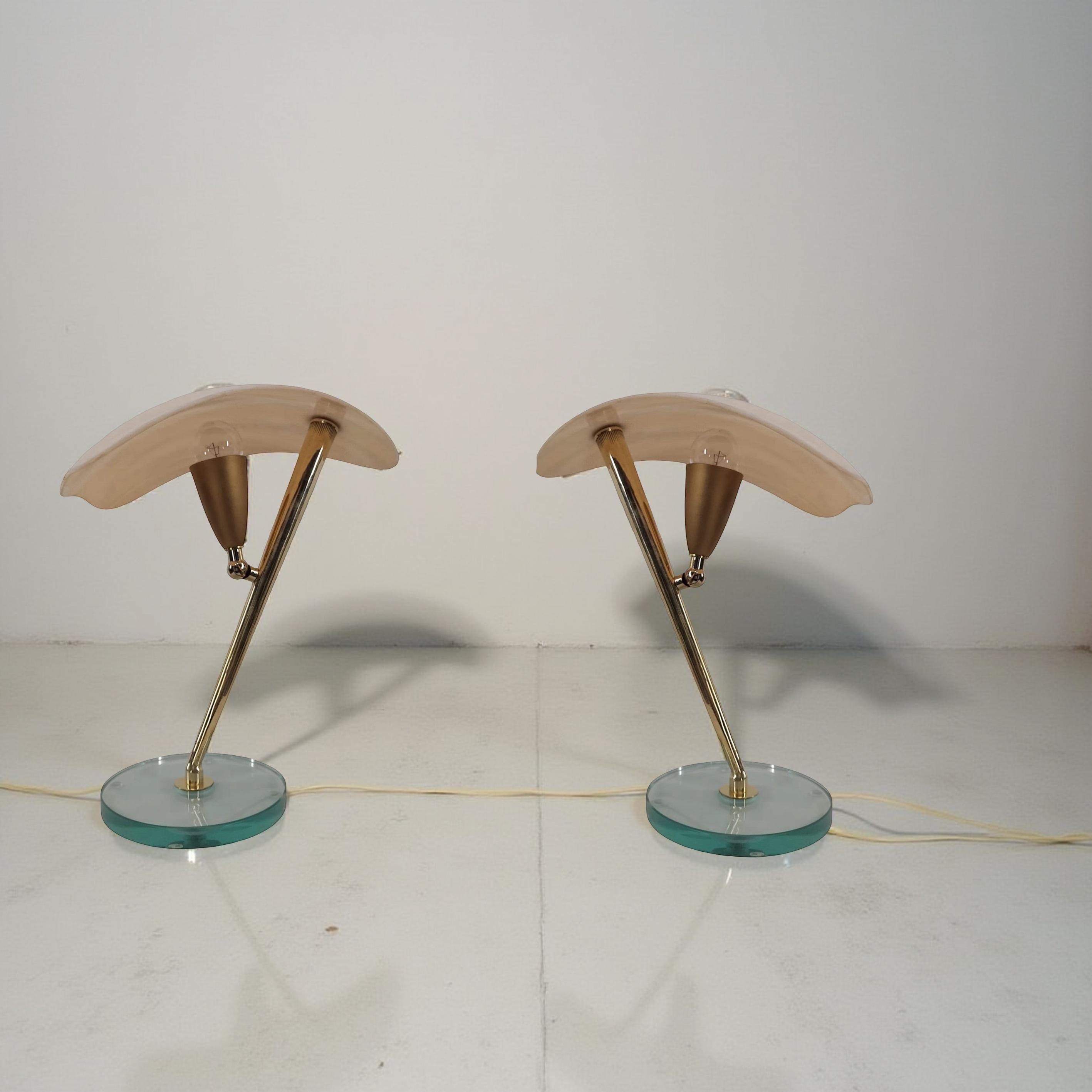 Coppia di lampade da tavolo degli anni '50,  prodotto in Italia probabilmente su misura e secondo il precedente proprietario solo quattro pezzi sono stati realizzati da un artigiano di Bologna. Le due lampade sono identiche e le altre due