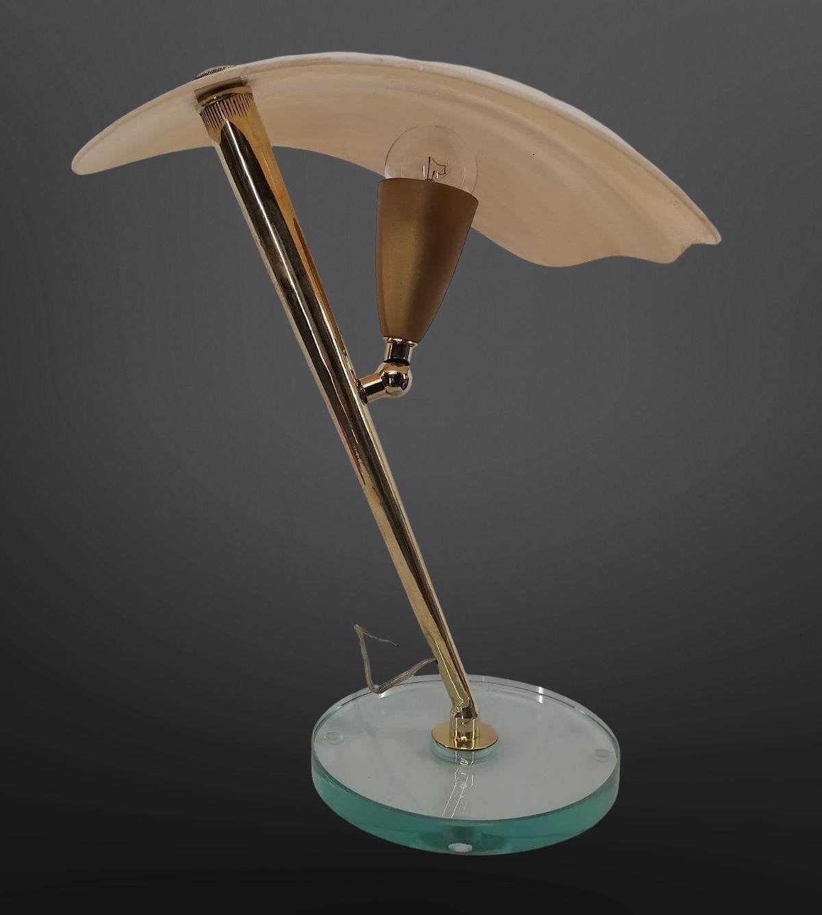 Mid-Century moderno Coppia di lampade da tavolo in vetro e ottone di metà secolo, Italia, anni '50 in vendita