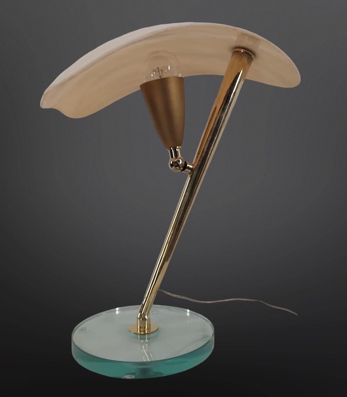 Italiano Coppia di lampade da tavolo in vetro e ottone di metà secolo, Italia, anni '50 in vendita