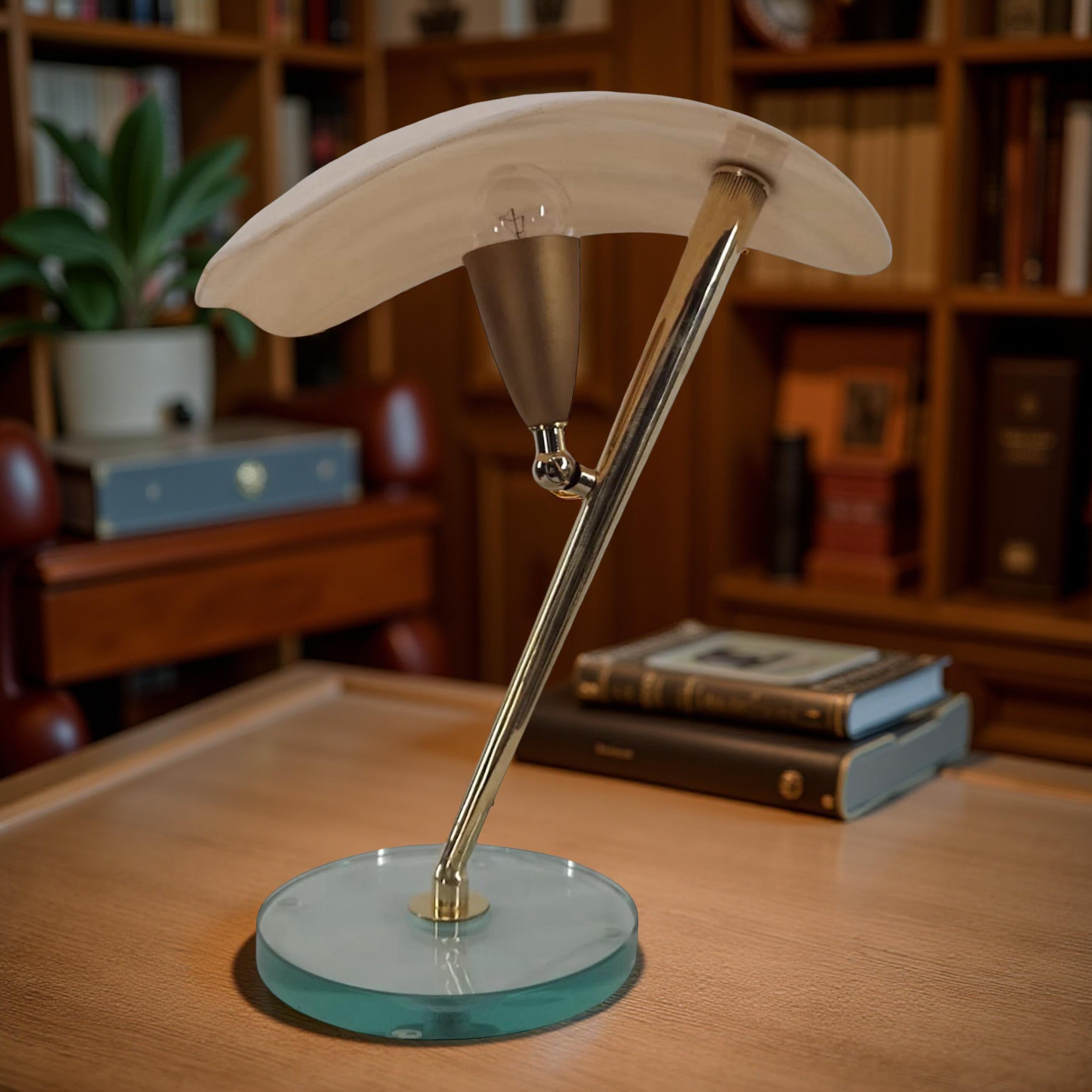 Fatto a mano Coppia di lampade da tavolo in vetro e ottone di metà secolo, Italia, anni '50 in vendita