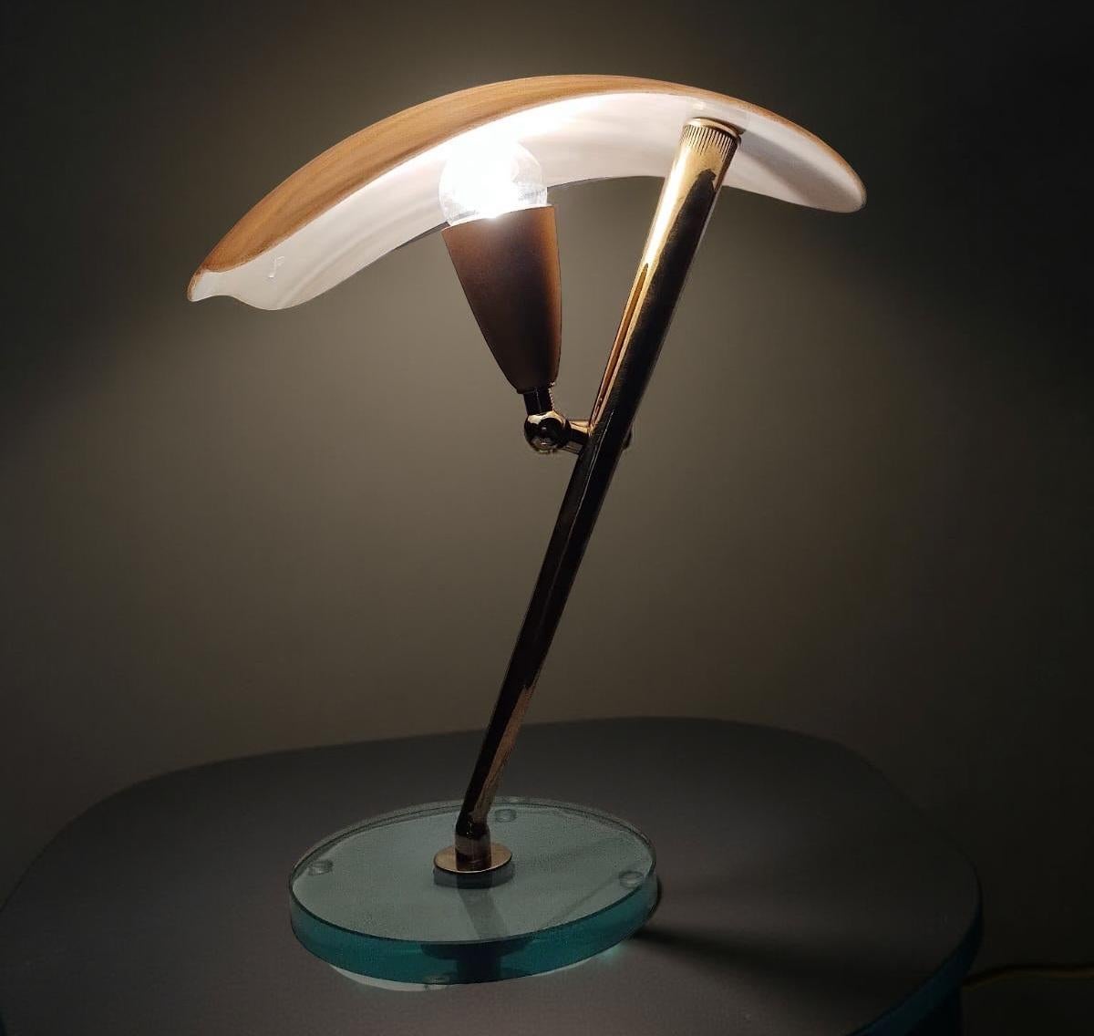 Coppia di lampade da tavolo in vetro e ottone di metà secolo, Italia, anni '50 In condizioni buone in vendita a Trieste, IT