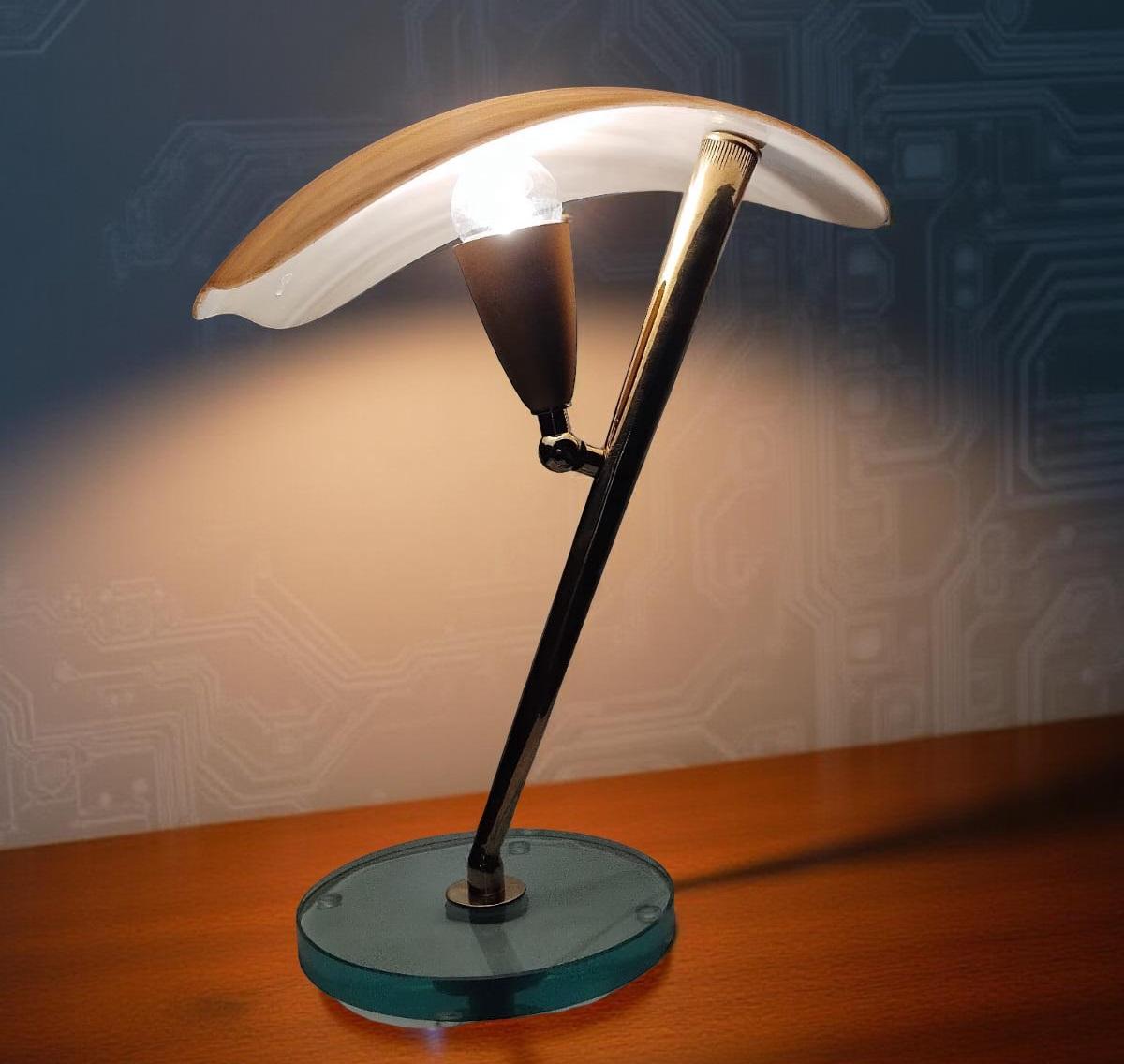 Fine XX secolo Coppia di lampade da tavolo in vetro e ottone di metà secolo, Italia, anni '50 in vendita