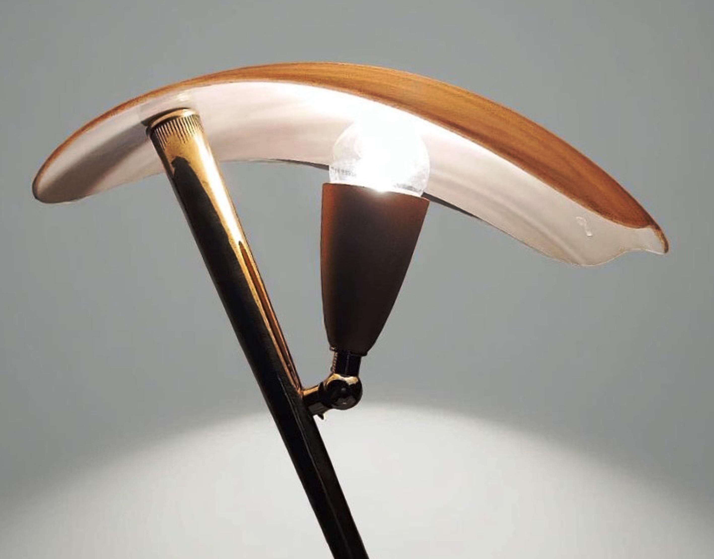 Ottone Coppia di lampade da tavolo in vetro e ottone di metà secolo, Italia, anni '50 in vendita