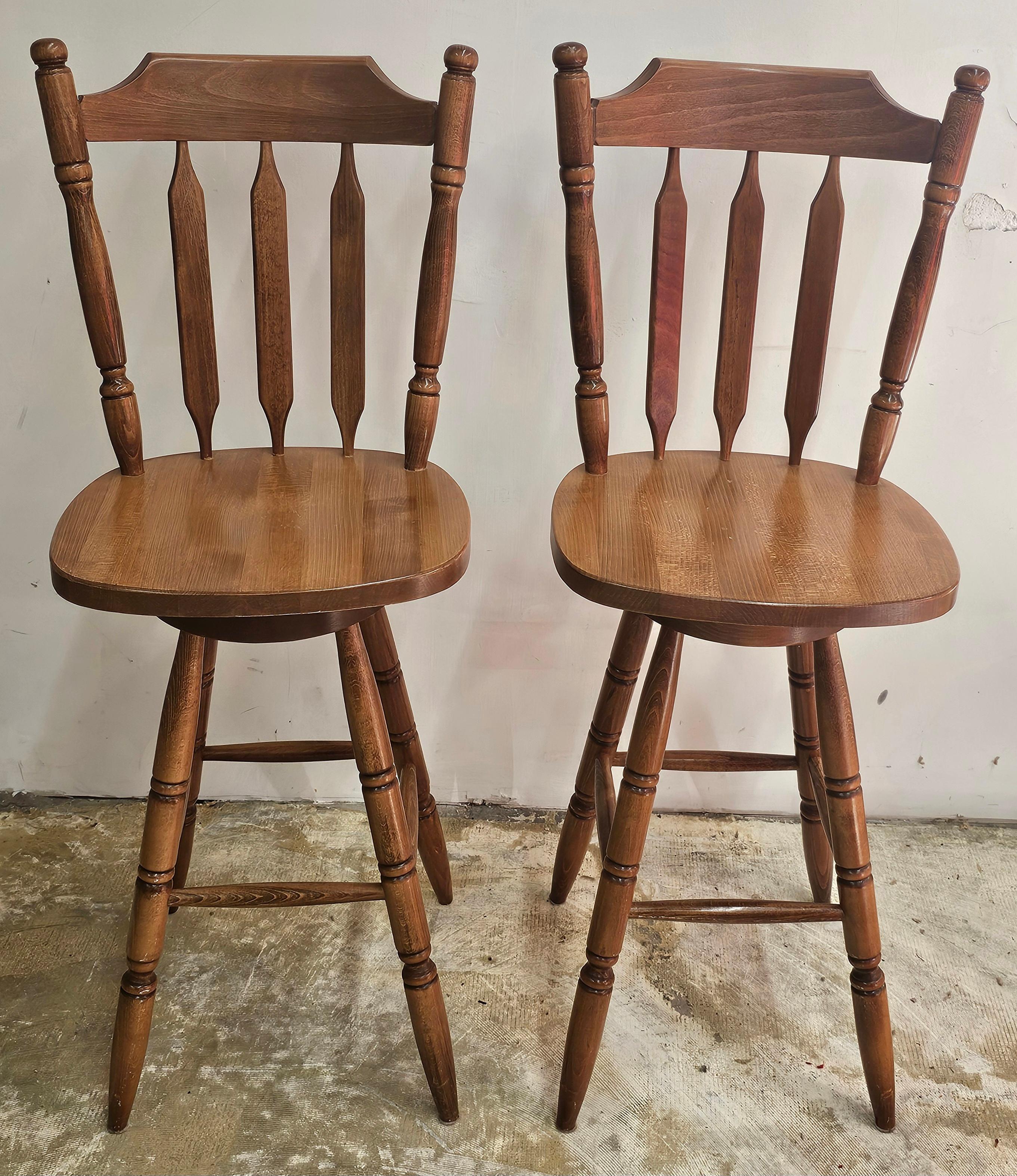 Paire de tabourets de bar pivotants en érable teinté de style Arts et Métiers du milieu du siècle dernier. Mesure 19