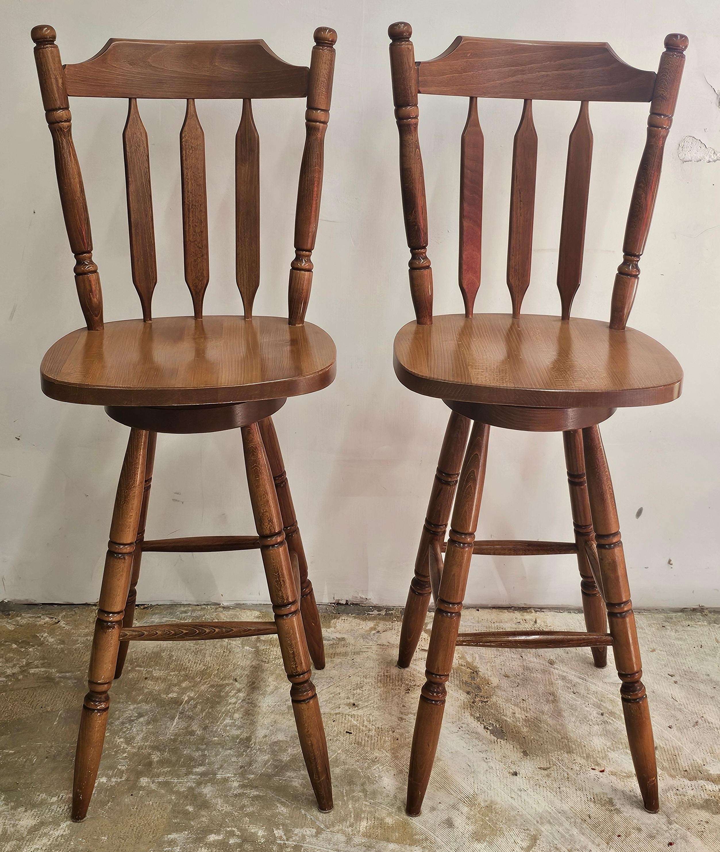 Américain Paire de tabourets de bar pivotants de style Arts and Crafts du milieu du siècle dernier en vente