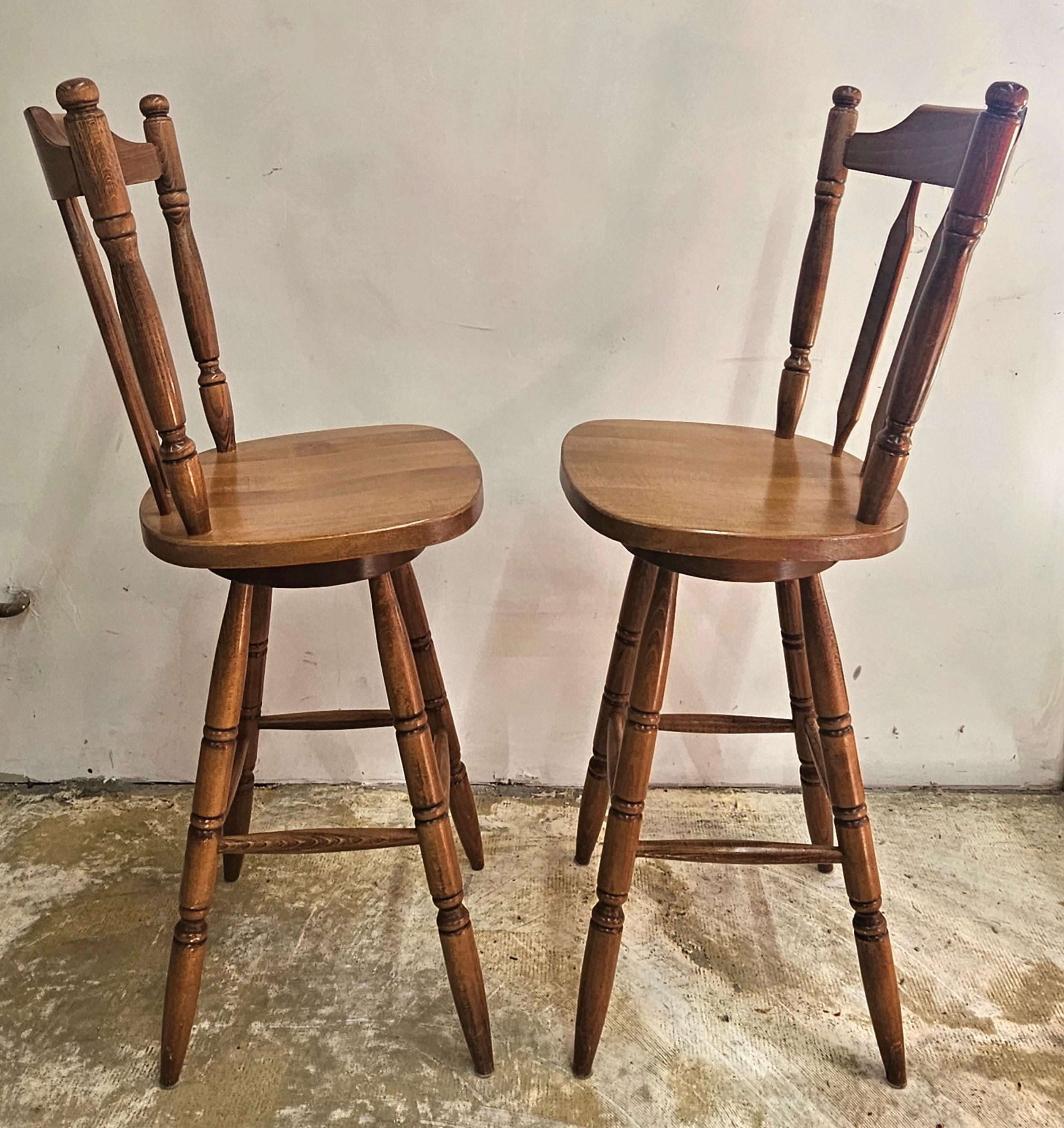 Tacheté Paire de tabourets de bar pivotants de style Arts and Crafts du milieu du siècle dernier en vente