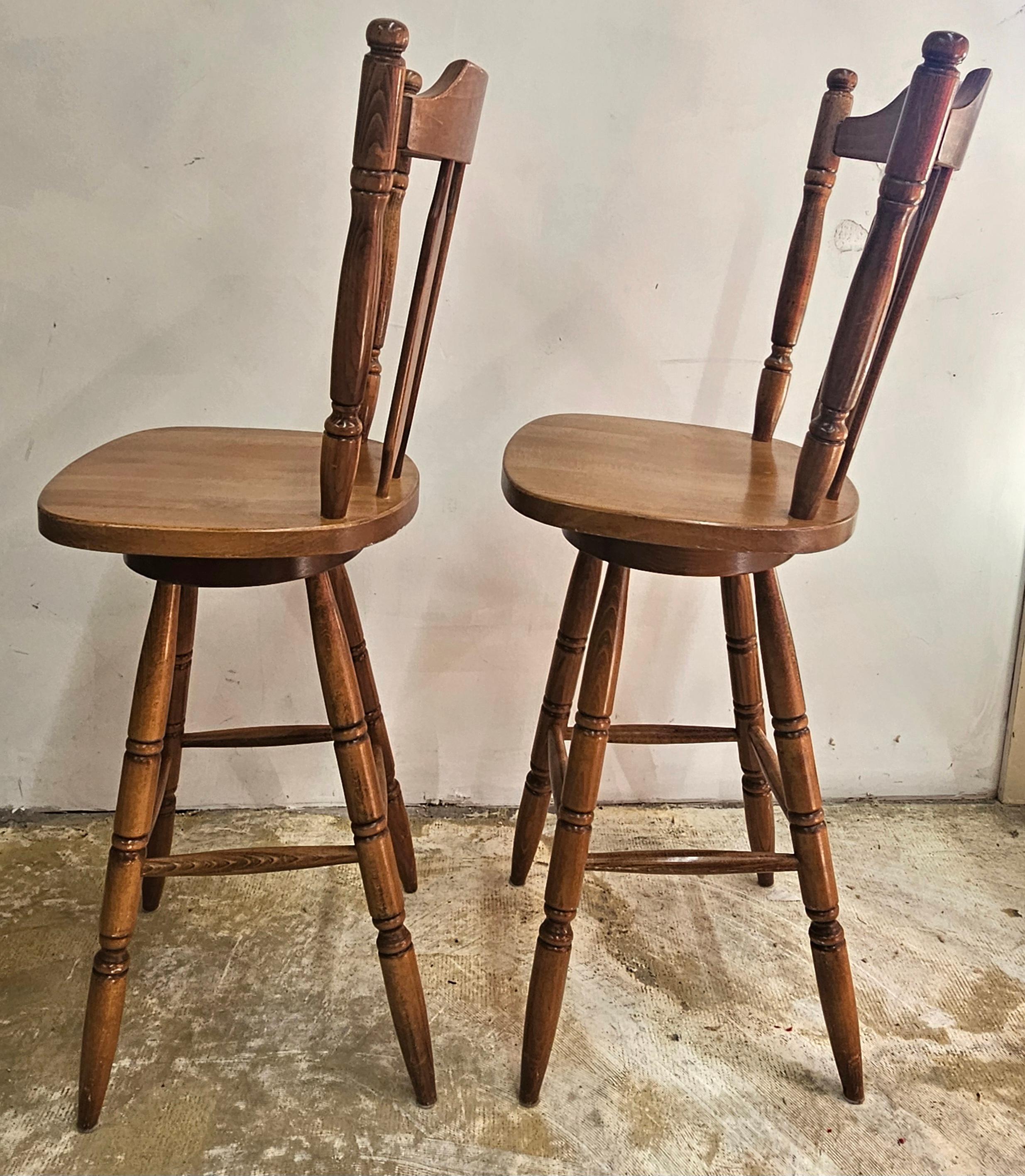 20ième siècle Paire de tabourets de bar pivotants de style Arts and Crafts du milieu du siècle dernier en vente