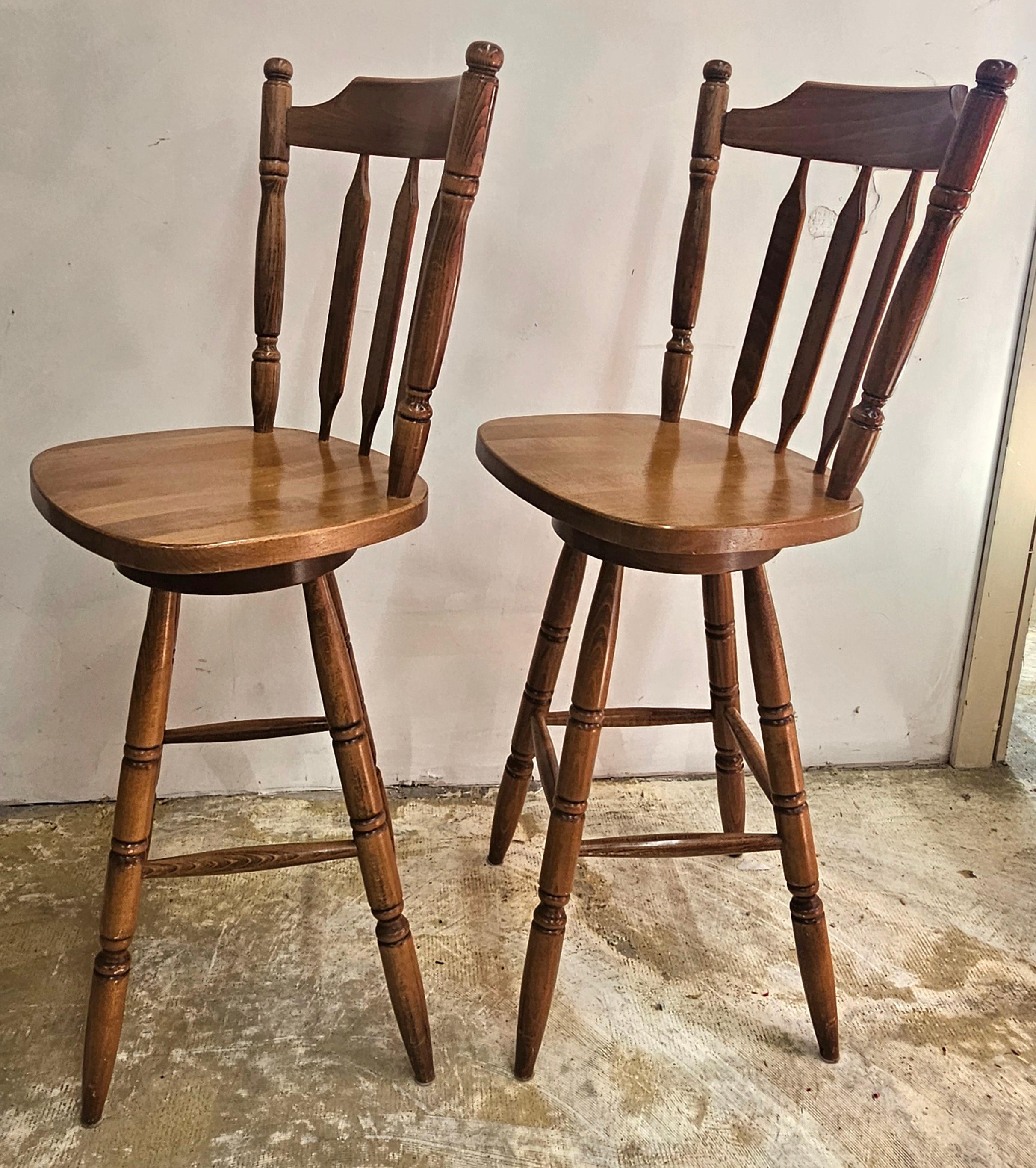 Érable Paire de tabourets de bar pivotants de style Arts and Crafts du milieu du siècle dernier en vente