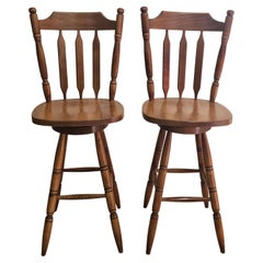 Paire de tabourets de bar pivotants de style Arts and Crafts du milieu du siècle dernier