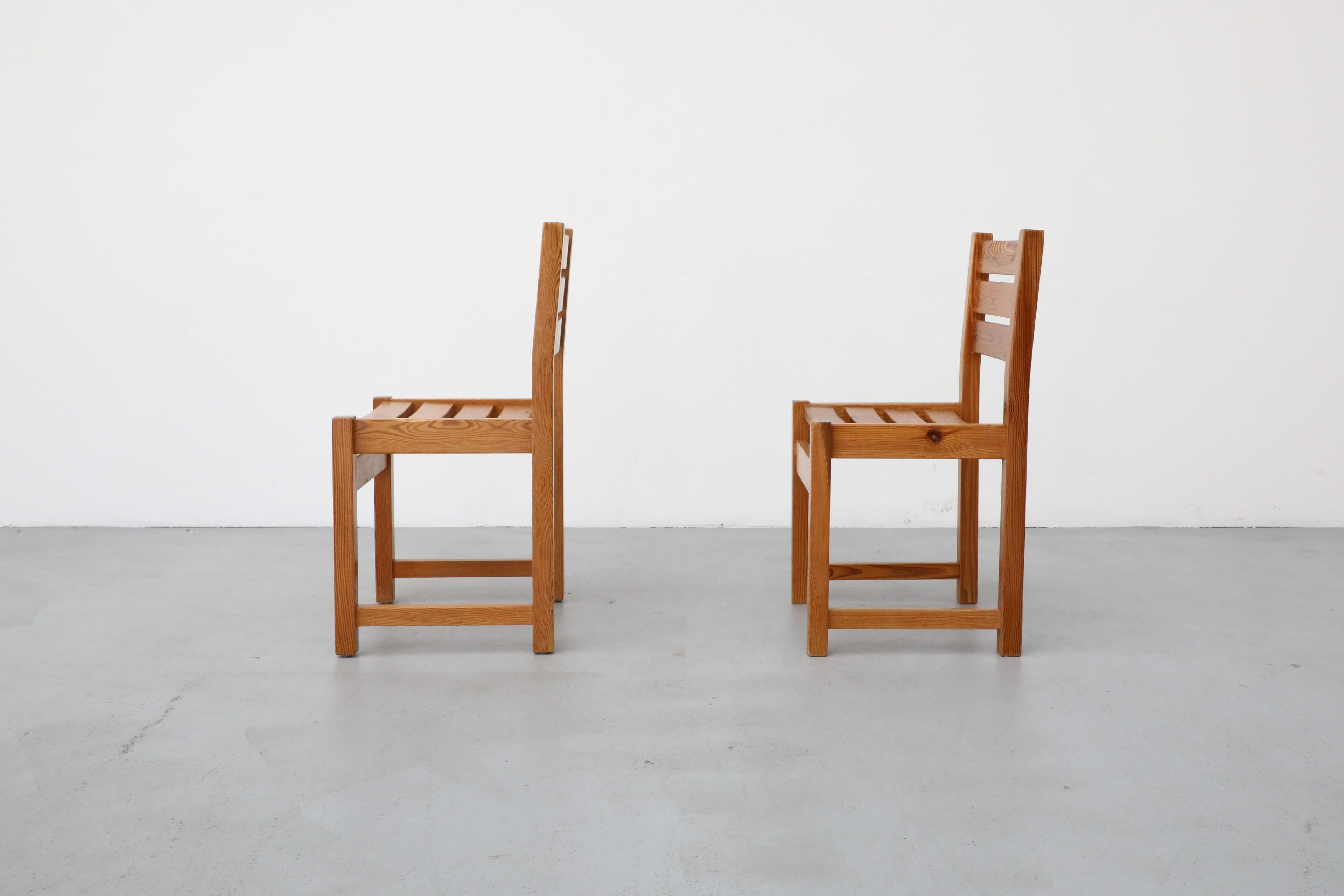 Pair of Mid-Century Ate van Apeldoorn Style Ladder Back Pine Chairs In Good Condition For Sale In Los Angeles, CA
