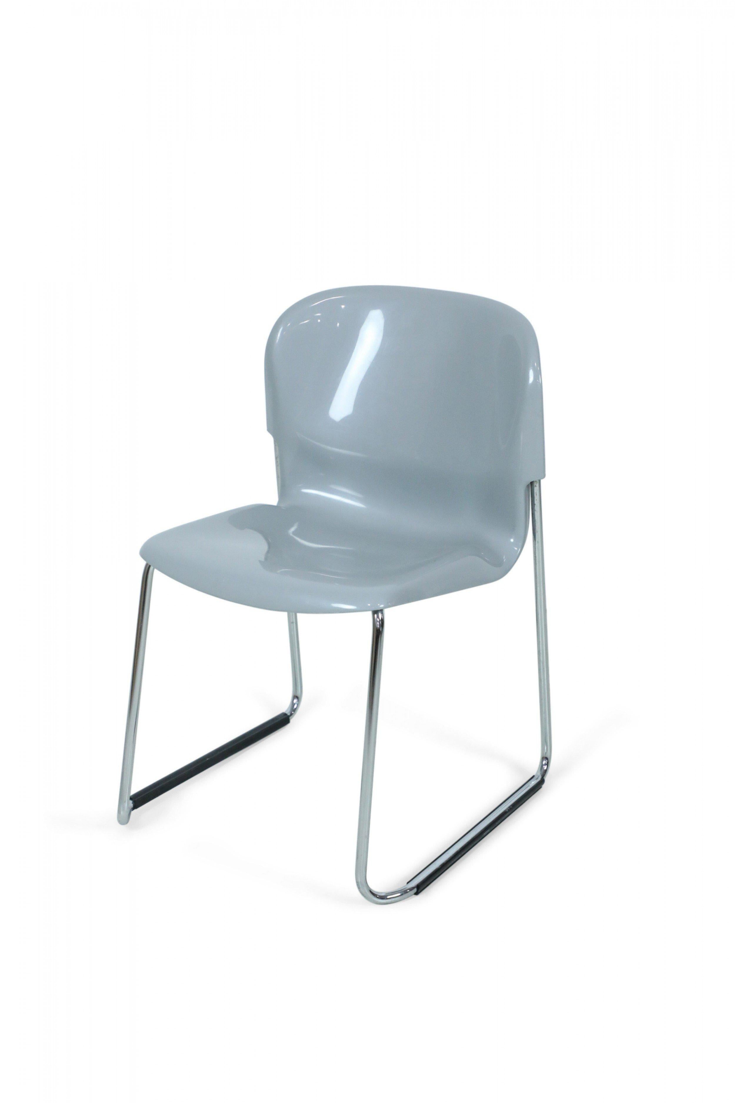 Paar Atelier Nova DSM400K Beistellstühle aus grau geformtem Kunststoff und Chrom aus der Mitte des Jahrhunderts (Moderne) im Angebot