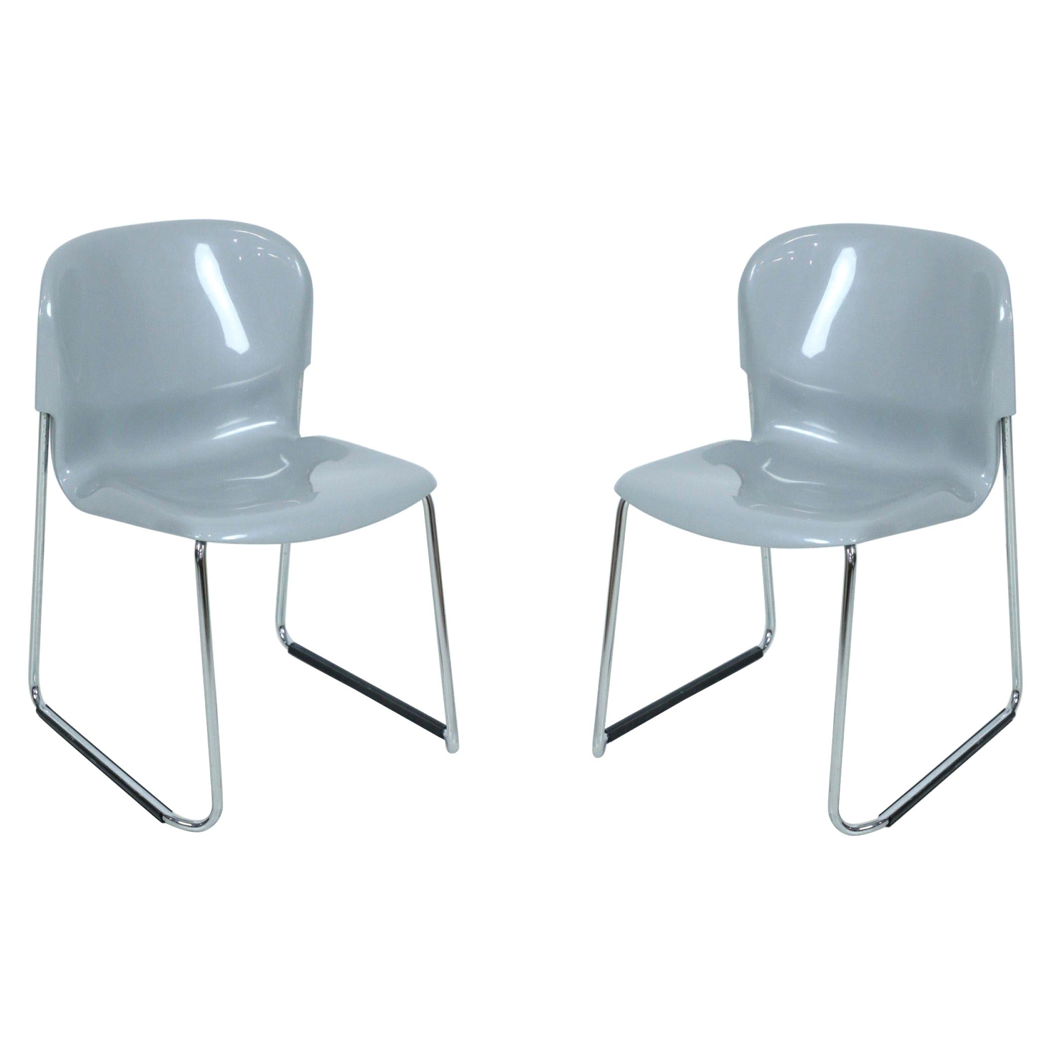 Paar Atelier Nova DSM400K Beistellstühle aus grau geformtem Kunststoff und Chrom aus der Mitte des Jahrhunderts