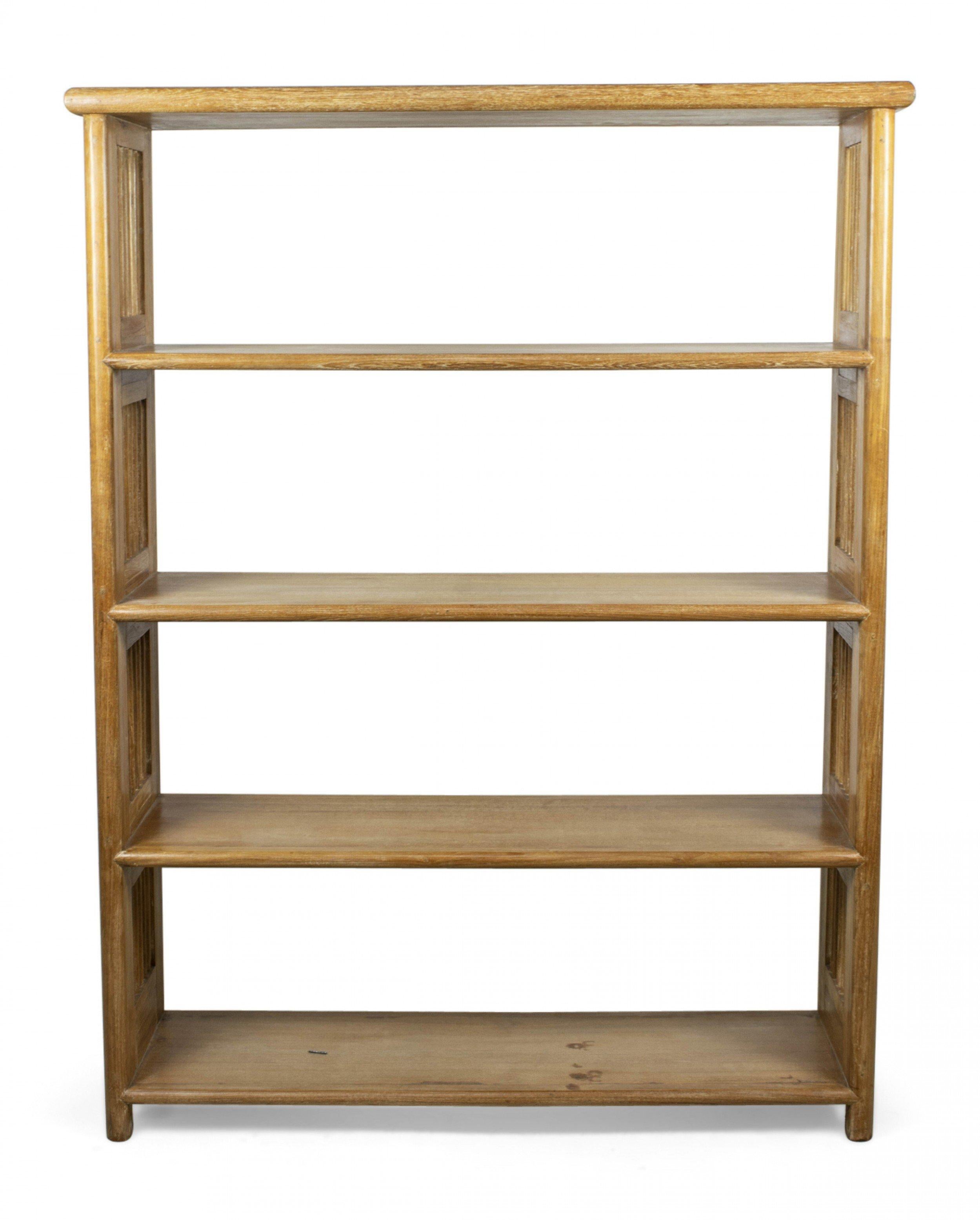 Coppia di librerie a giorno in stile austriaco della metà del secolo scorso (anni '40) in rovere cerato con 4 ripiani, lati intagliati e smussati e struttura a incastro con tasselli.
