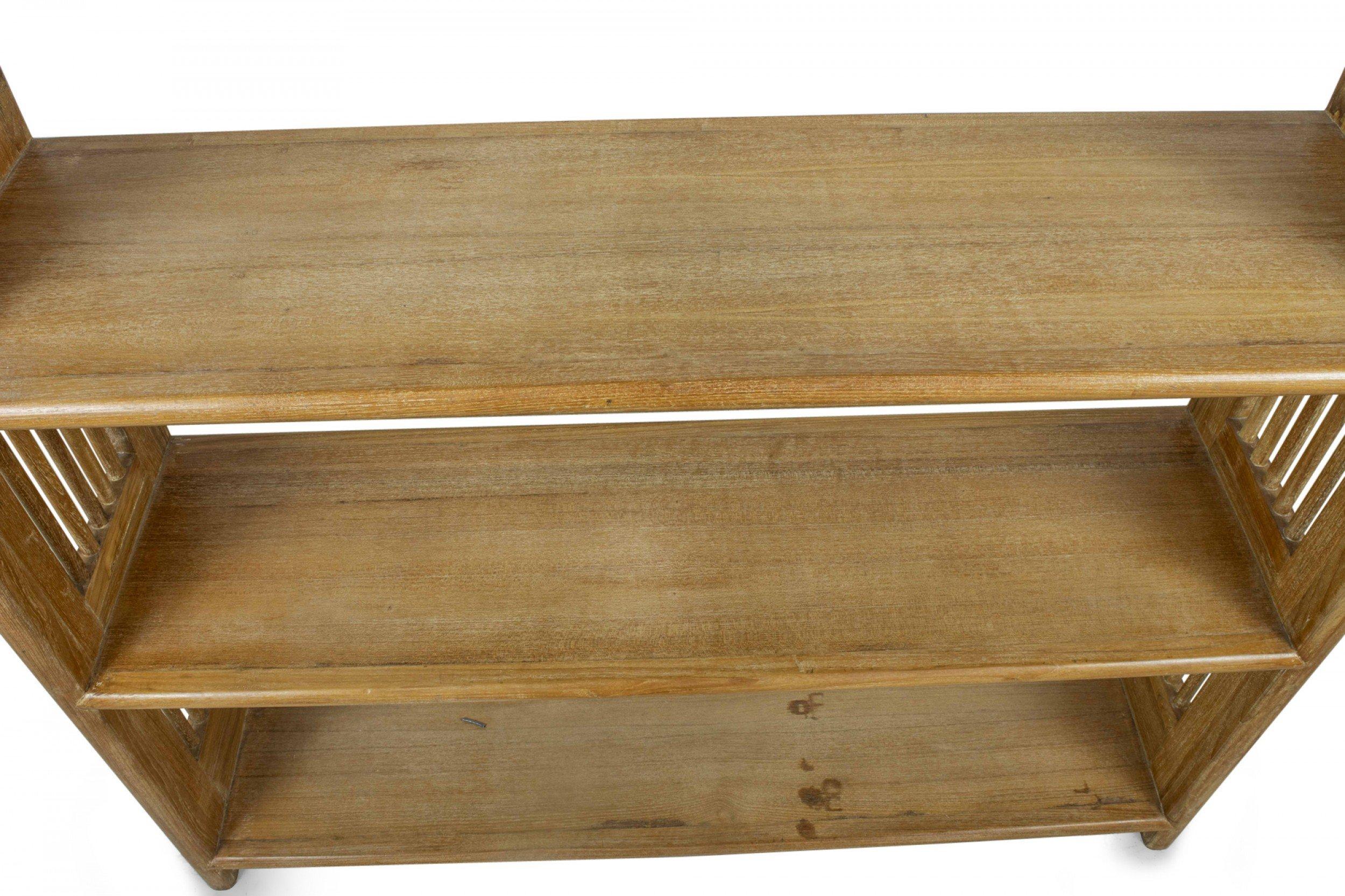 Coppia di librerie a giorno in stile austriaco della metà del secolo, in Oak Oak in vendita 2