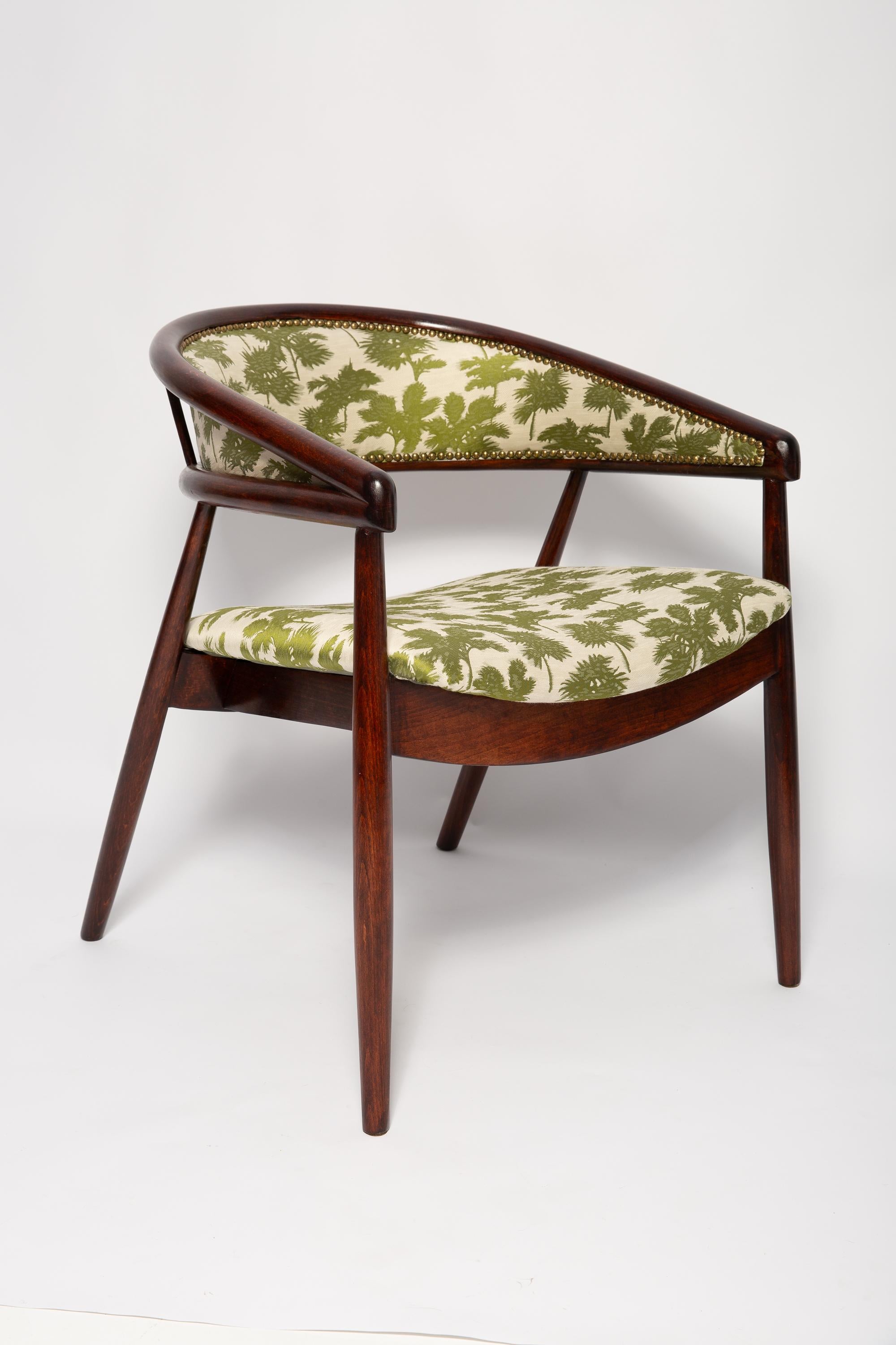 Fauteuils Radomsko B-3300, vers 1955. Il s'agit de fauteuils très confortables fabriqués dans les années 1960. Les fauteuils sont en bois courbé. 

Très unique, confortable et beau. Parfait pour les intérieurs minimalistes.
 Les fauteuils ont été