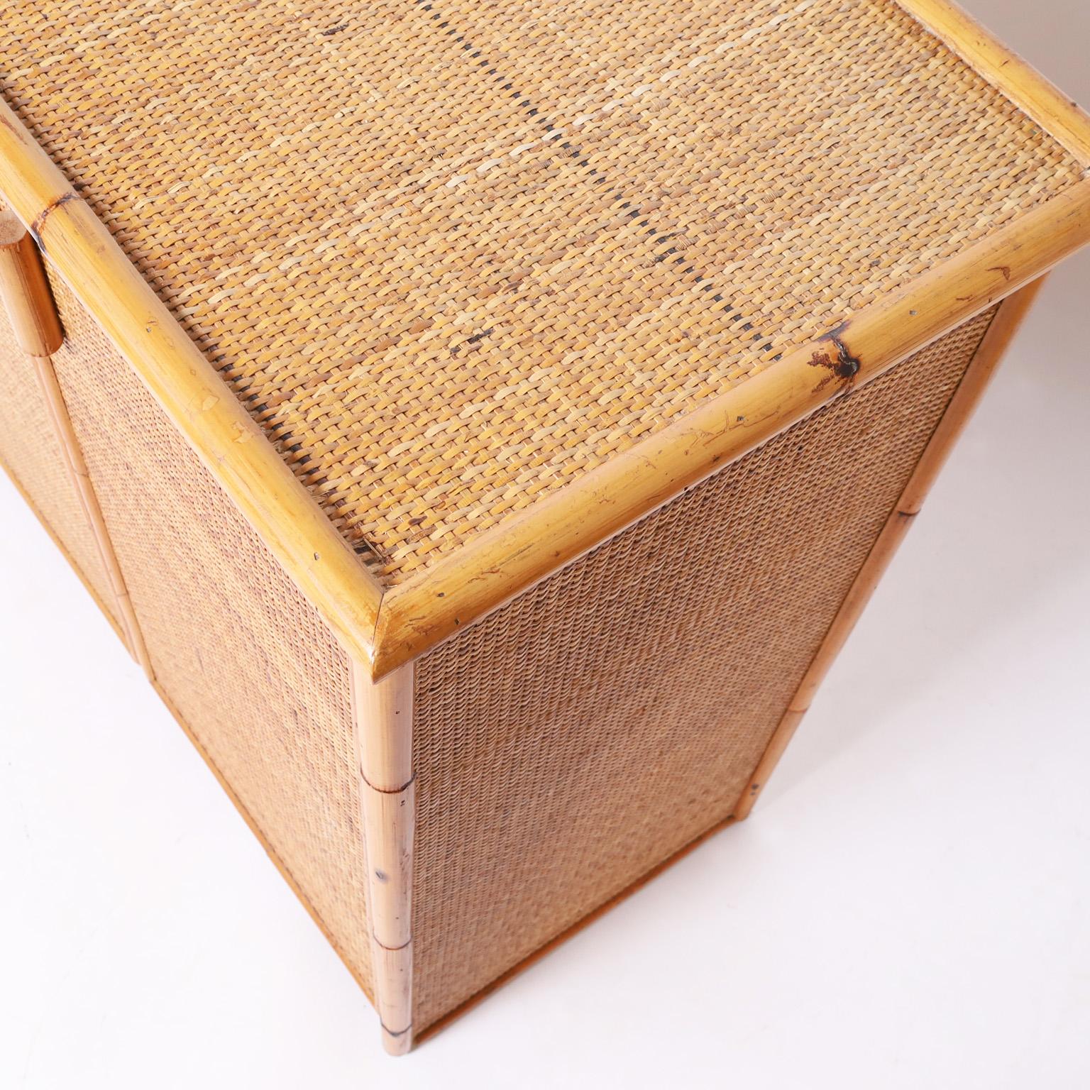 Paar Schränke oder Serviergeräte aus Bambus und Wachstuch aus der Mitte des Jahrhunderts (Grastapete) im Angebot