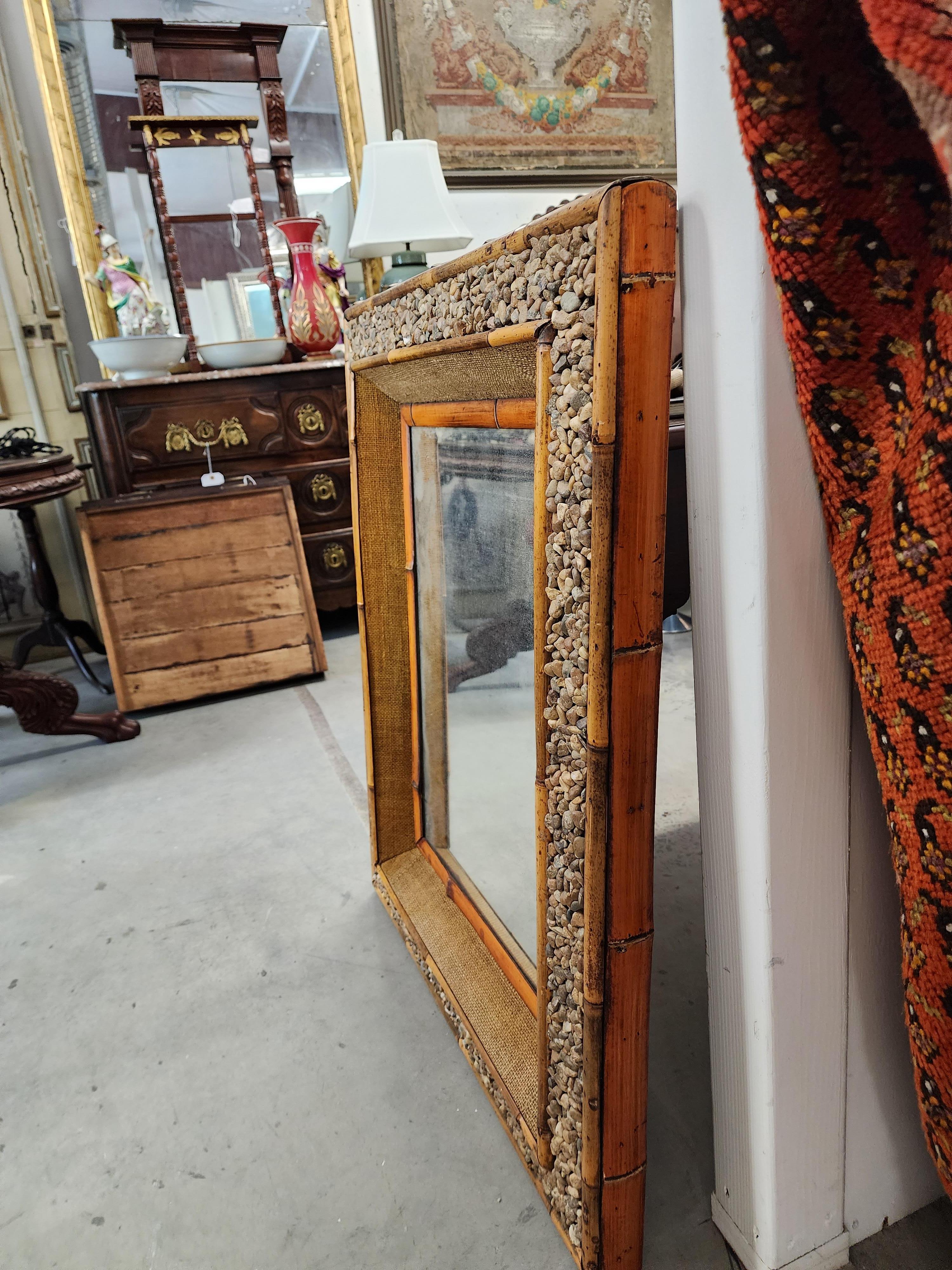 Fatto a mano Coppia di specchi in bambù con accenti di ciottoli, circa anni '40 in vendita