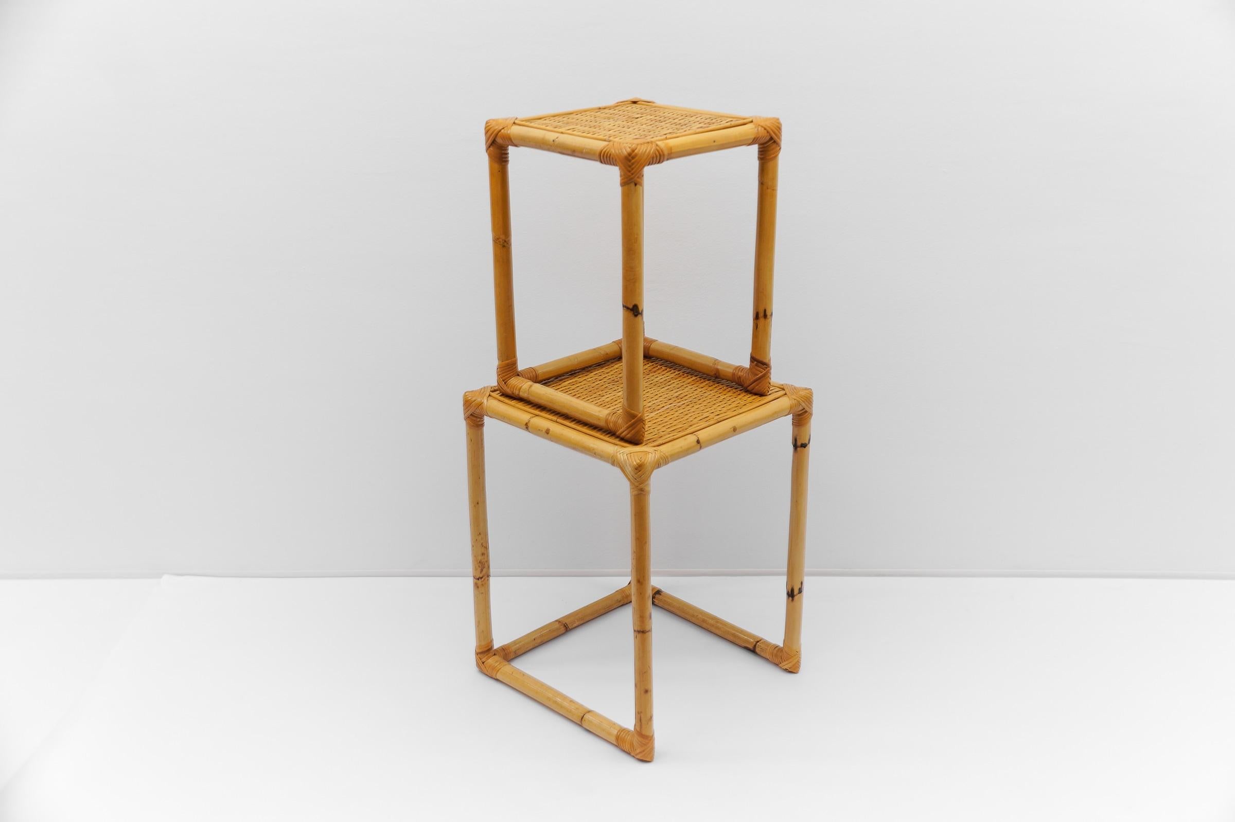 Paire de tables d'appoint en bambou et rotin du milieu du siècle, années 1960 en vente 3